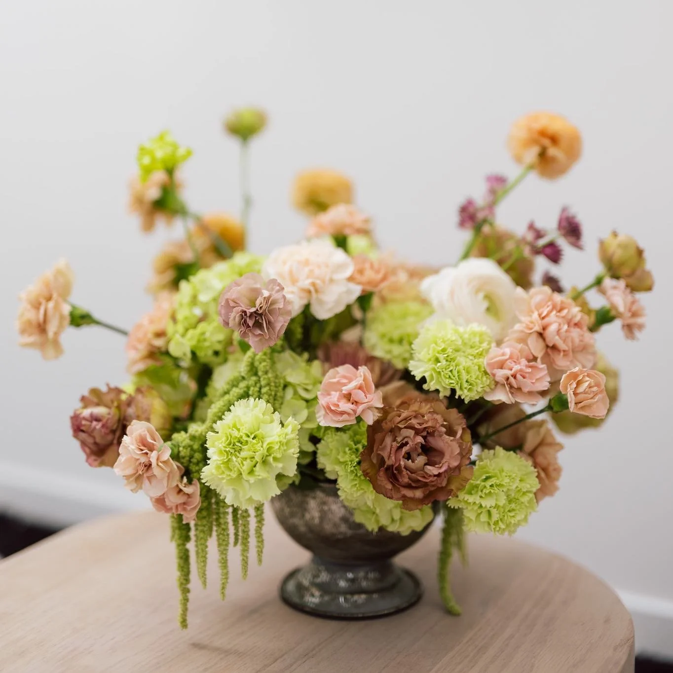 Small blooms, big impact. Elevate your space with charming interior arrangements that bring fresh style and color.
Ph: @jamesfurman.weddings 

#InteriorDesign #FlowerArrangements #HomeDecor