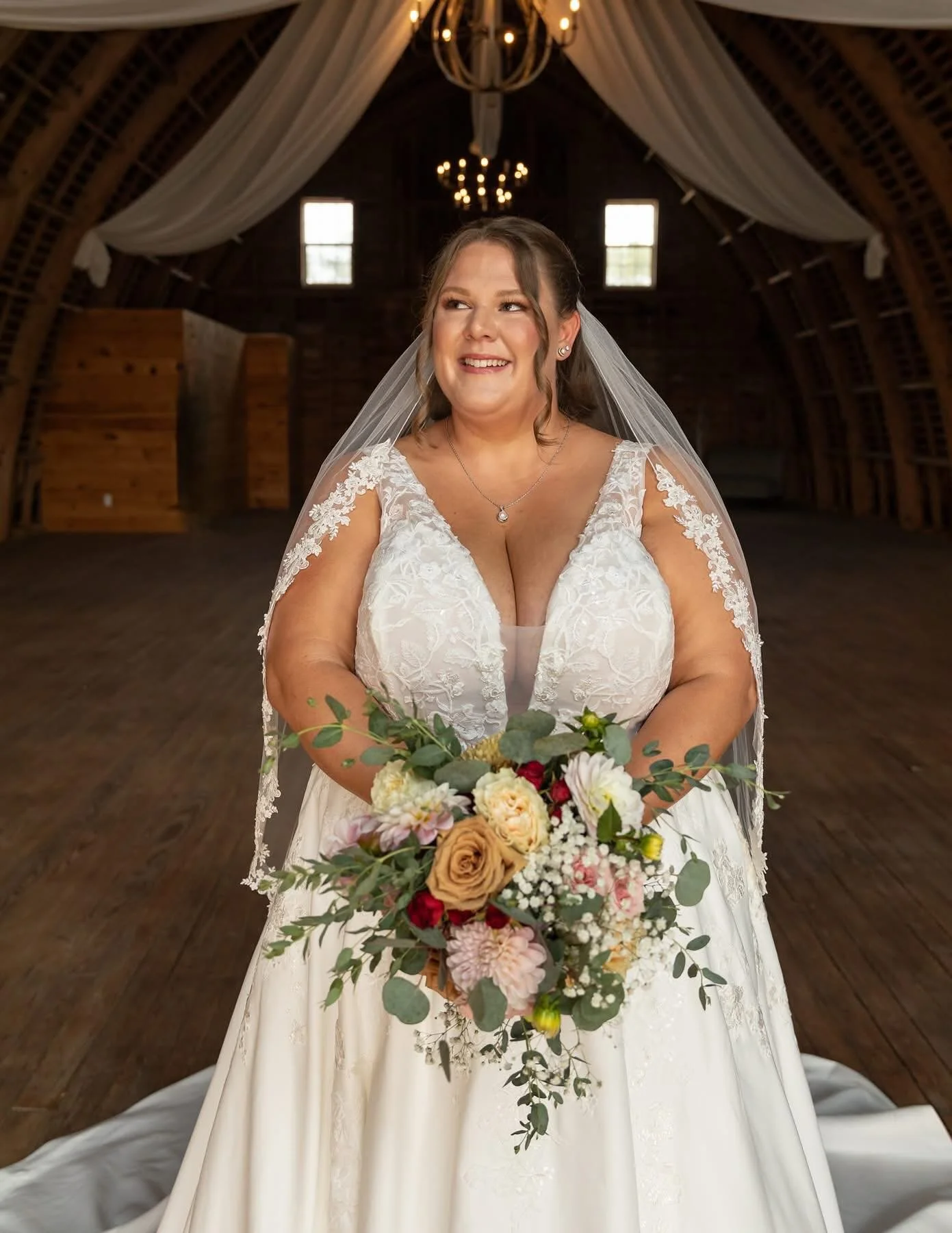 This fall wedding was so gorg. They just celebrated their 1 year anniversary 🤎

Photographer @shannonchambersphotography
Venue @vanderwendeacres