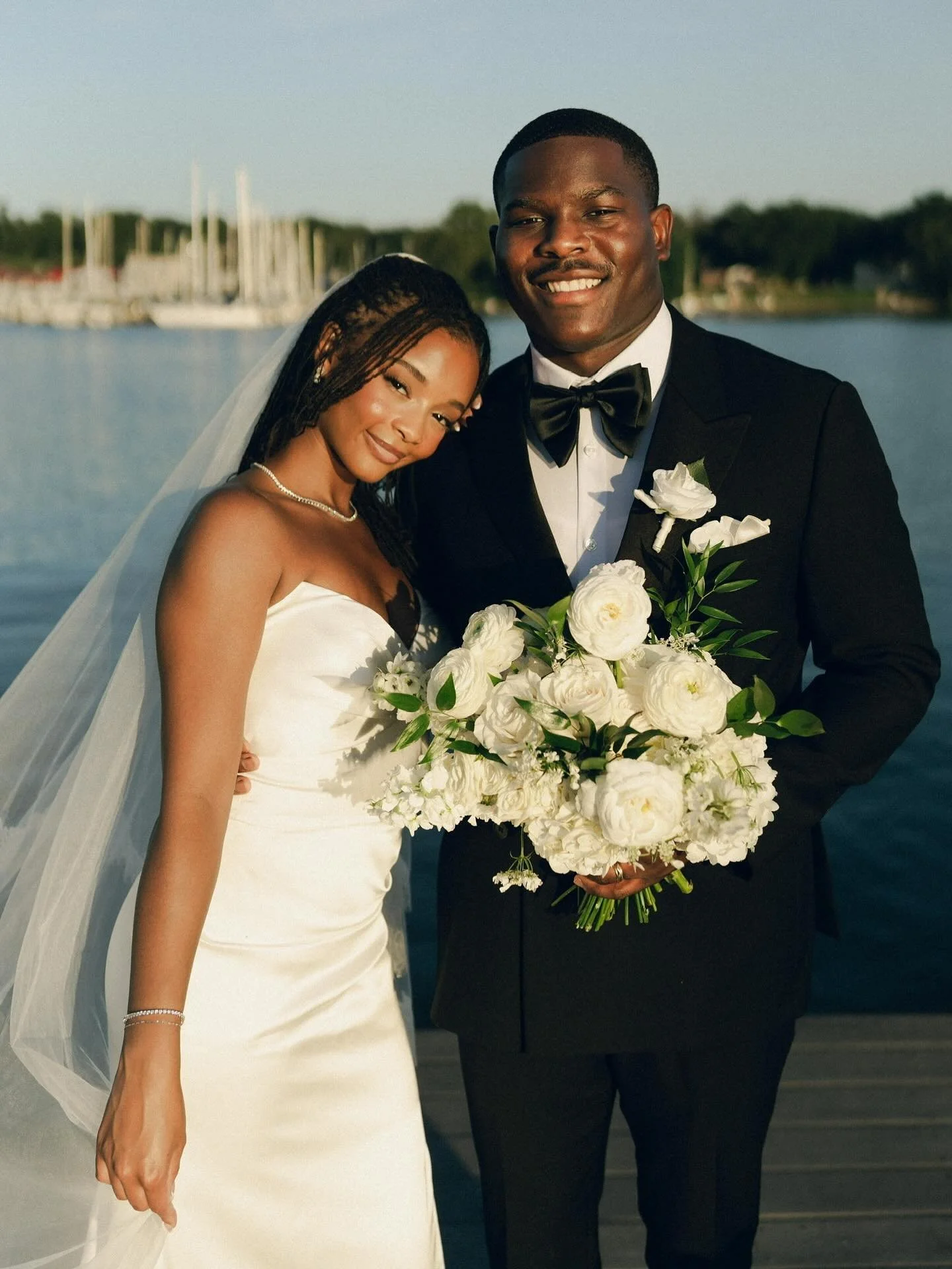 Literally nothing better than receiving a sweet note from a happy, happy bride! 
These two had such a beautiful day for their wedding this past August 🦢🤍

Photography @jasmineyabphoto 
Venue @anchor_inn_md 

#meswvendor #marylandflorist #whiteweddi