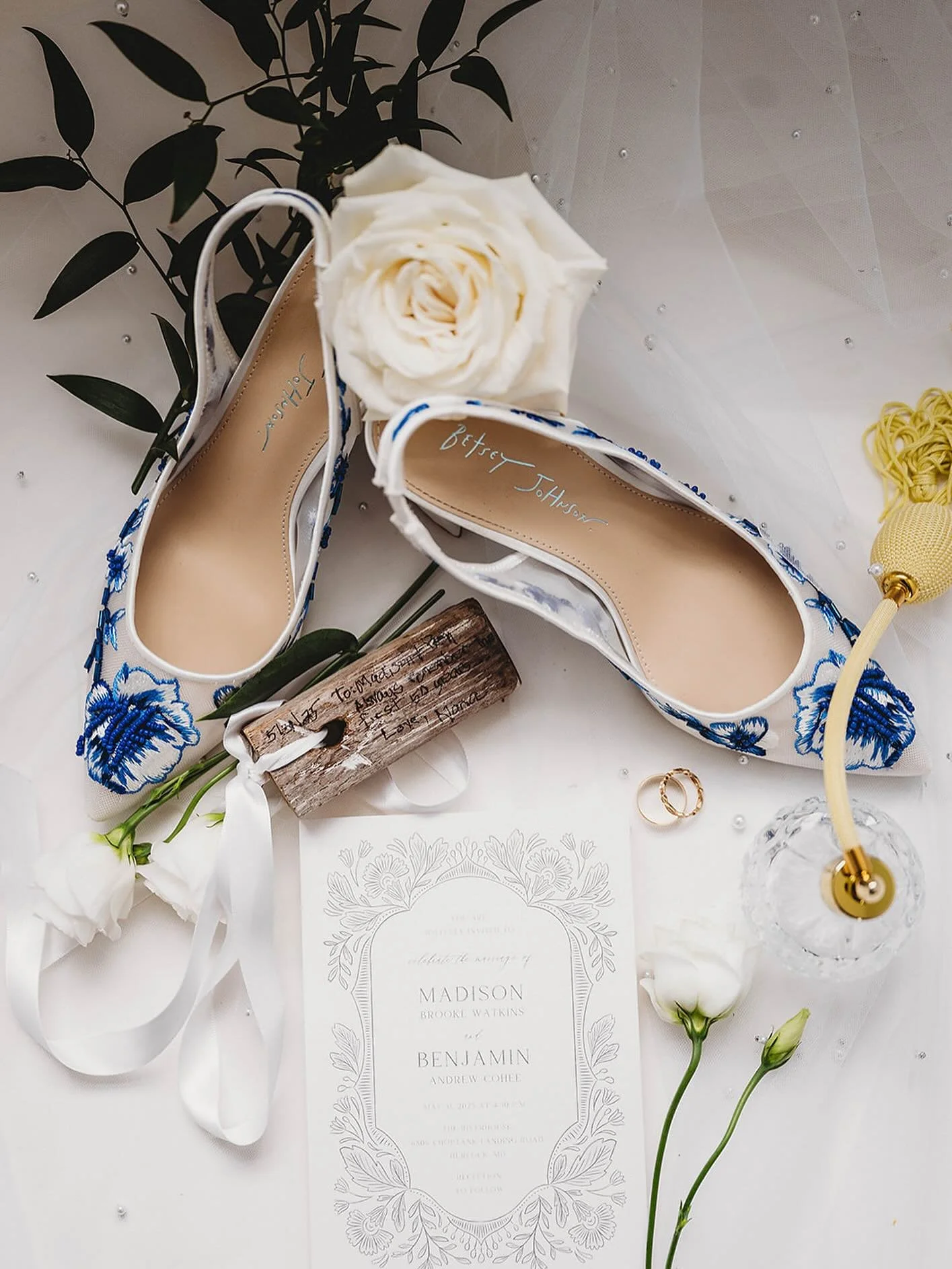 Love a flat lay and love this pearled veil 🕯️🤍✨

Photographer @lizkylephoto