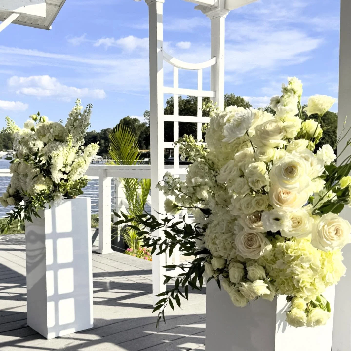 Perfect pedestals 🤍

#whitewedding #2026bride #weddingflowers