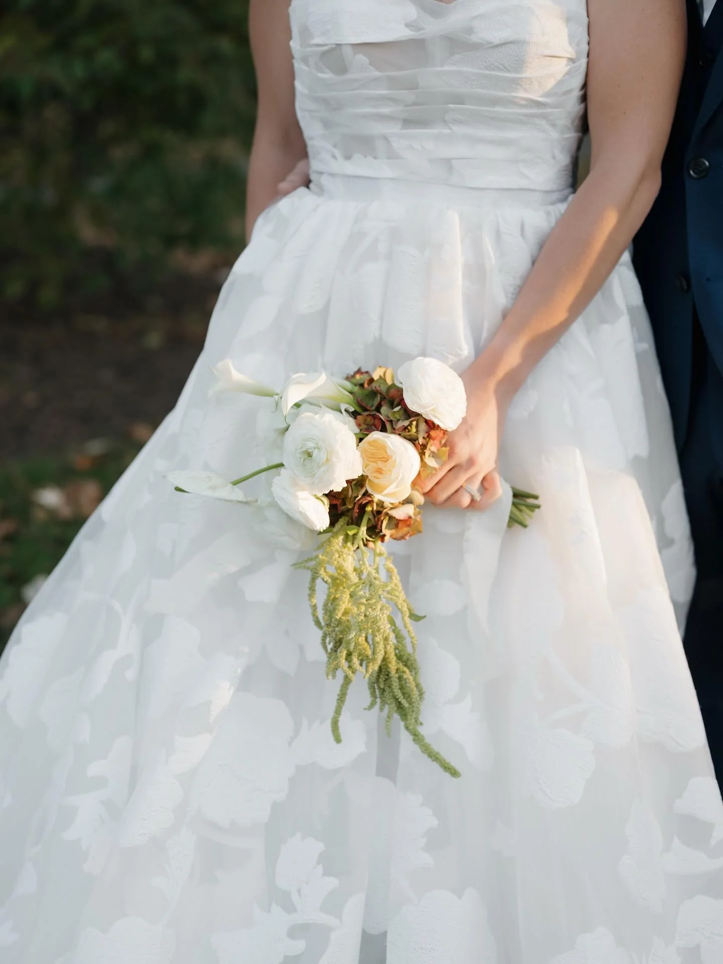 Modern + petite 🤍

Photographer: @goodvibecations 

#Marylandweddings #weddingflowerinspo