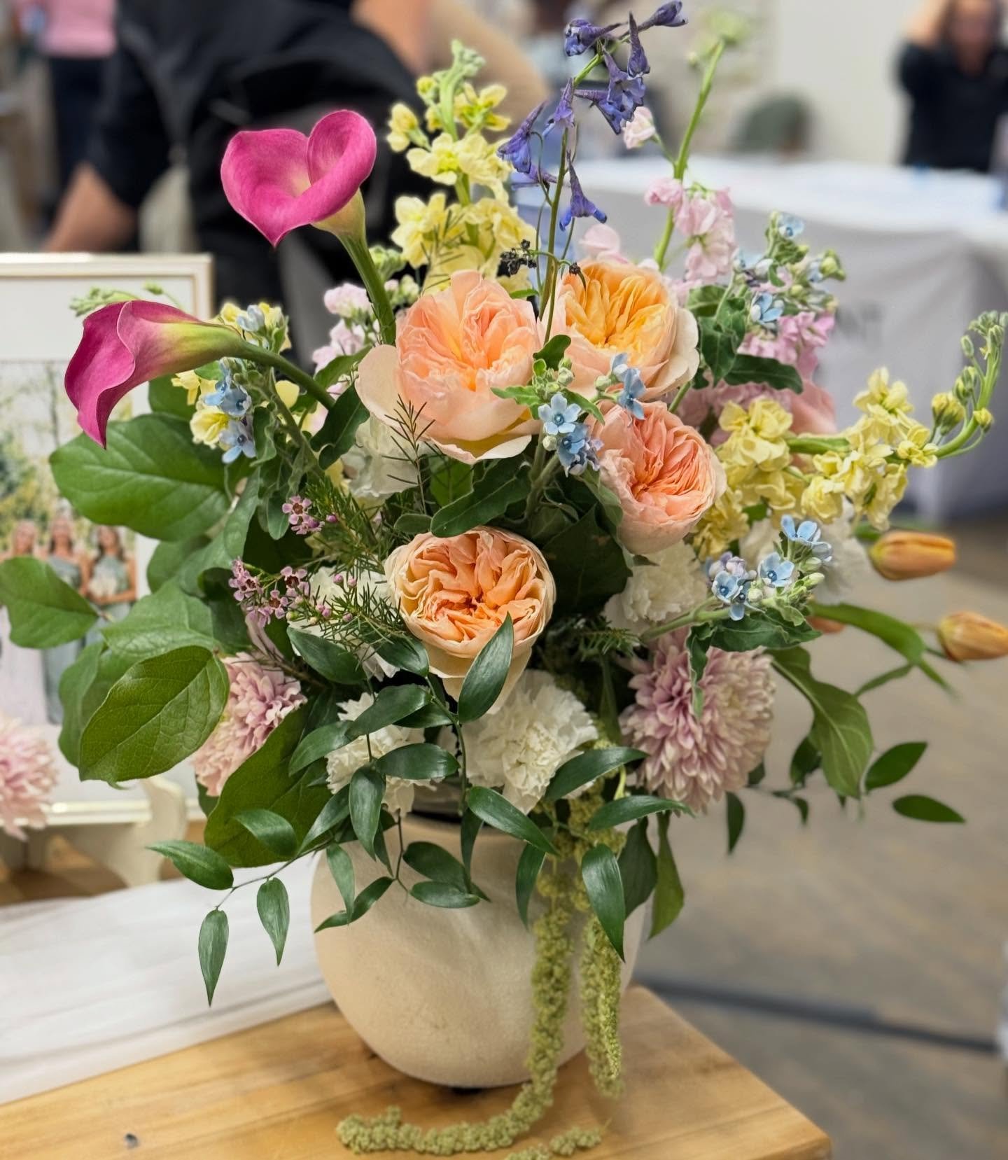 One of my favorite color palettes ✨
This beauty would look perfect sitting on a bar any time of year! 

#2026wedding #marylandflorist #easternshorewedding #meswvendor