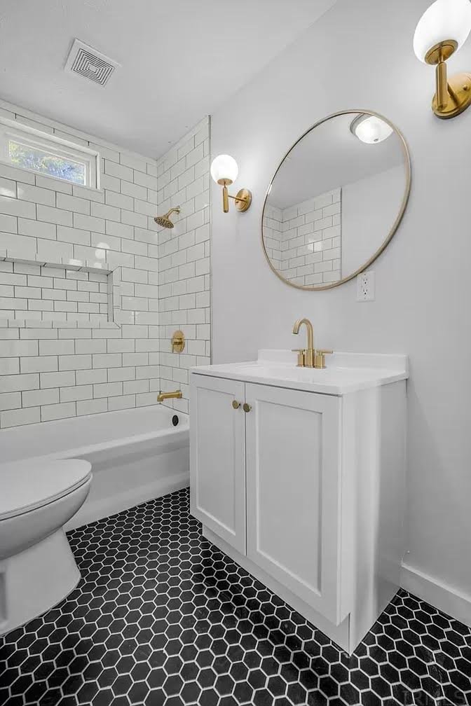 roof replacement in Kokomo Indiana home, gutter installation Howard County Indiana, roof repair contractor Kokomo IN,  new gutters installed in Kokomo Indiana