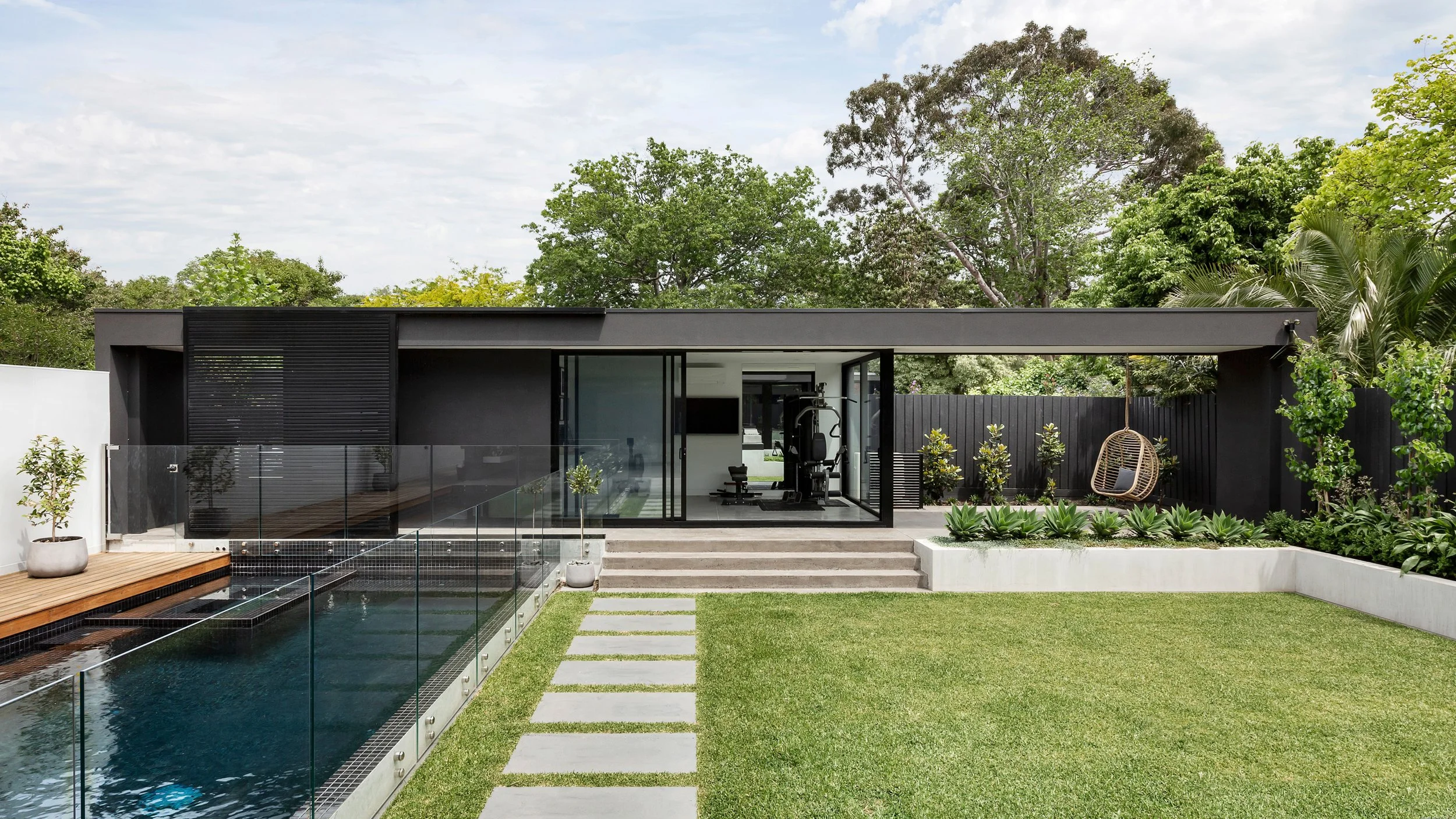 modern-house-exterior-2021-08-26-20-03-40-utc.jpg