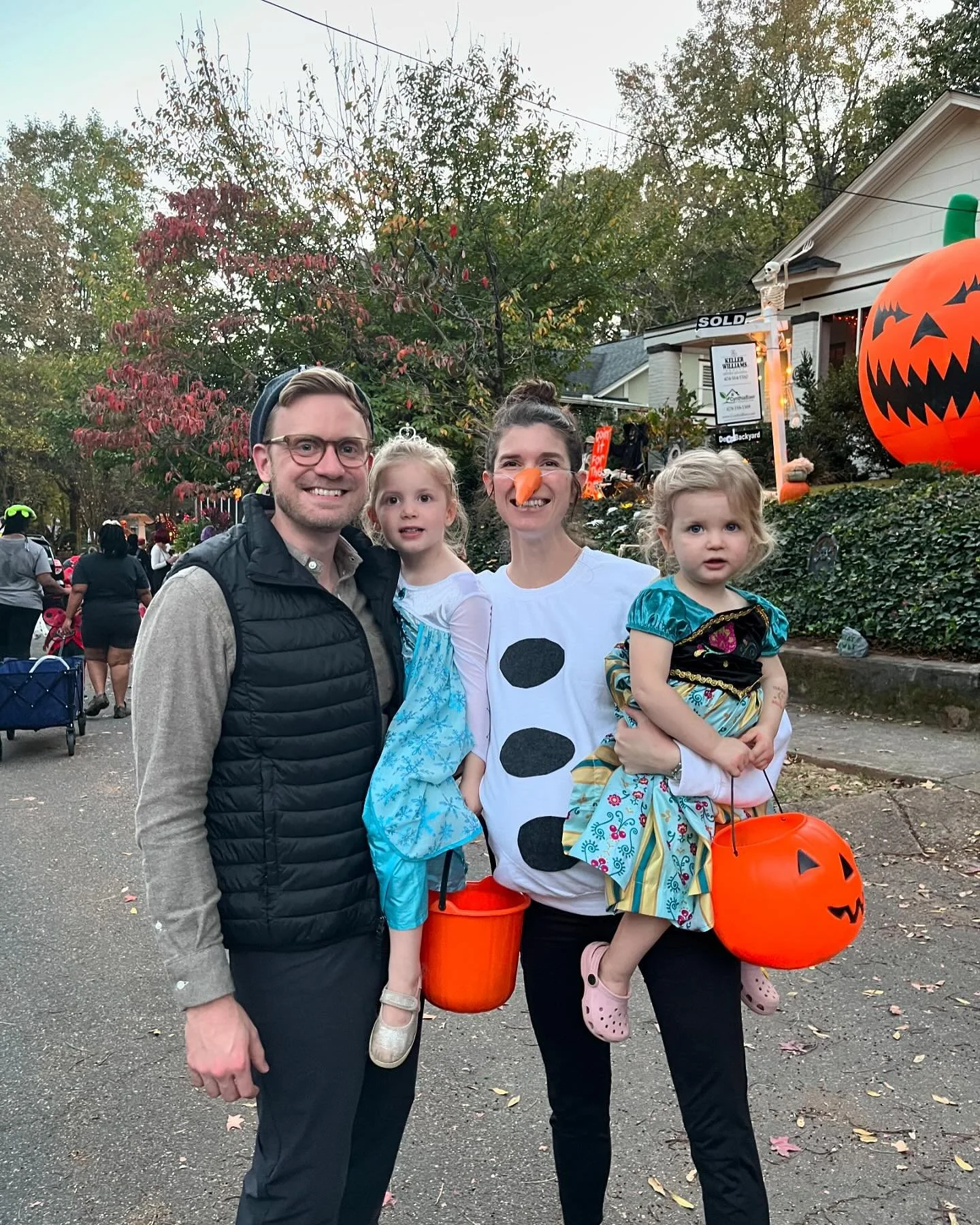 A Frozen Halloween in not-so-frozen weather ❄️⛄️🌤️ 

Olaf costume is now the only thing that fits. 

@tucker.r.green