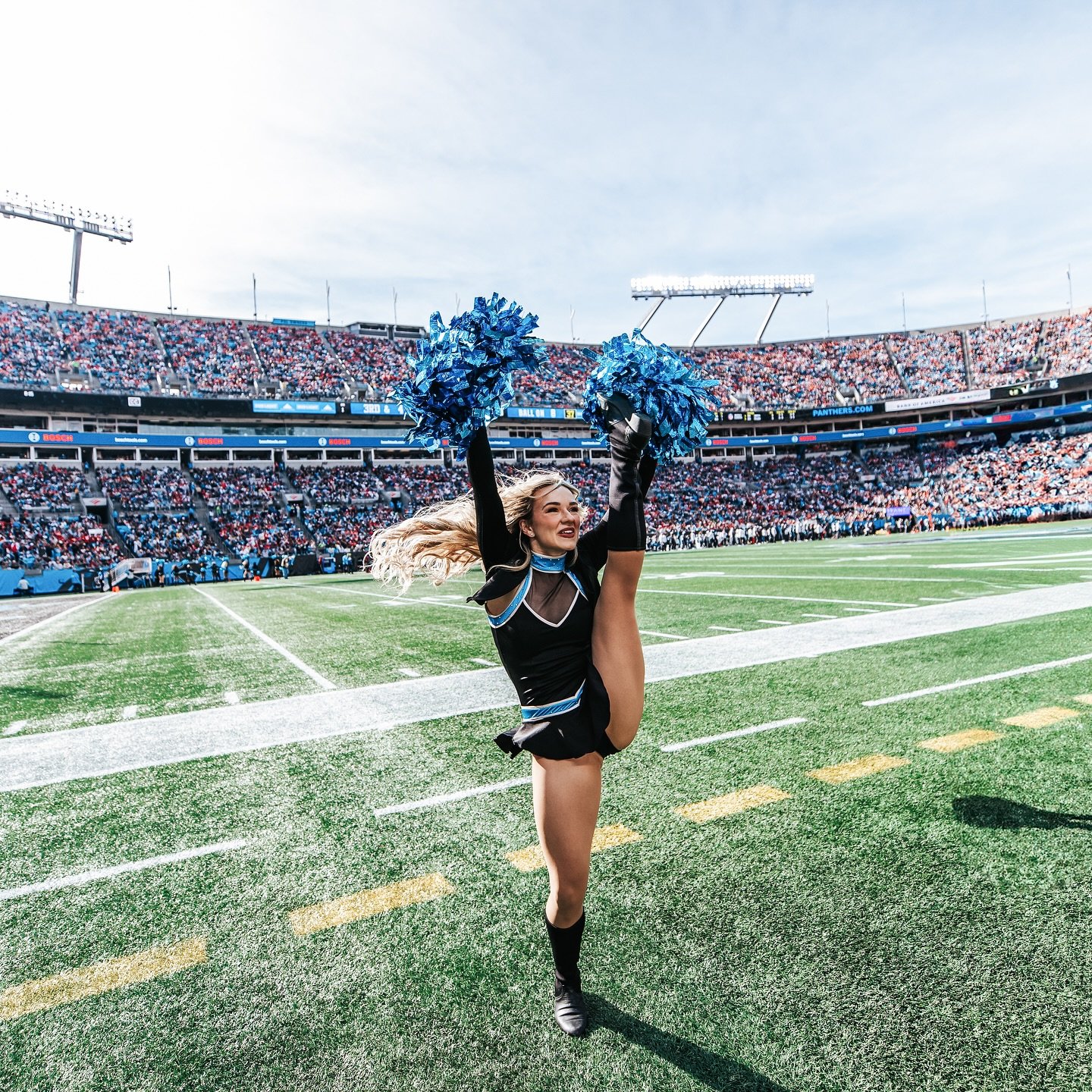 Feels like a good day to kick some pirates booty! 🤭

#panthersgame #carolinapanthers #gameday #sundayfootball #nflcheerleader