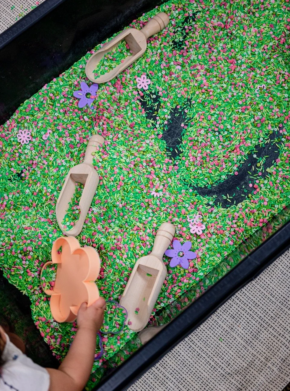 Today's sensory play session with @nowensensoryco was bins full of the fun mess! If babies weren't trying to push other babies into the tubs of rice, older kiddos were getting into the sand. 🤣

They also brought in some products to purchase so every