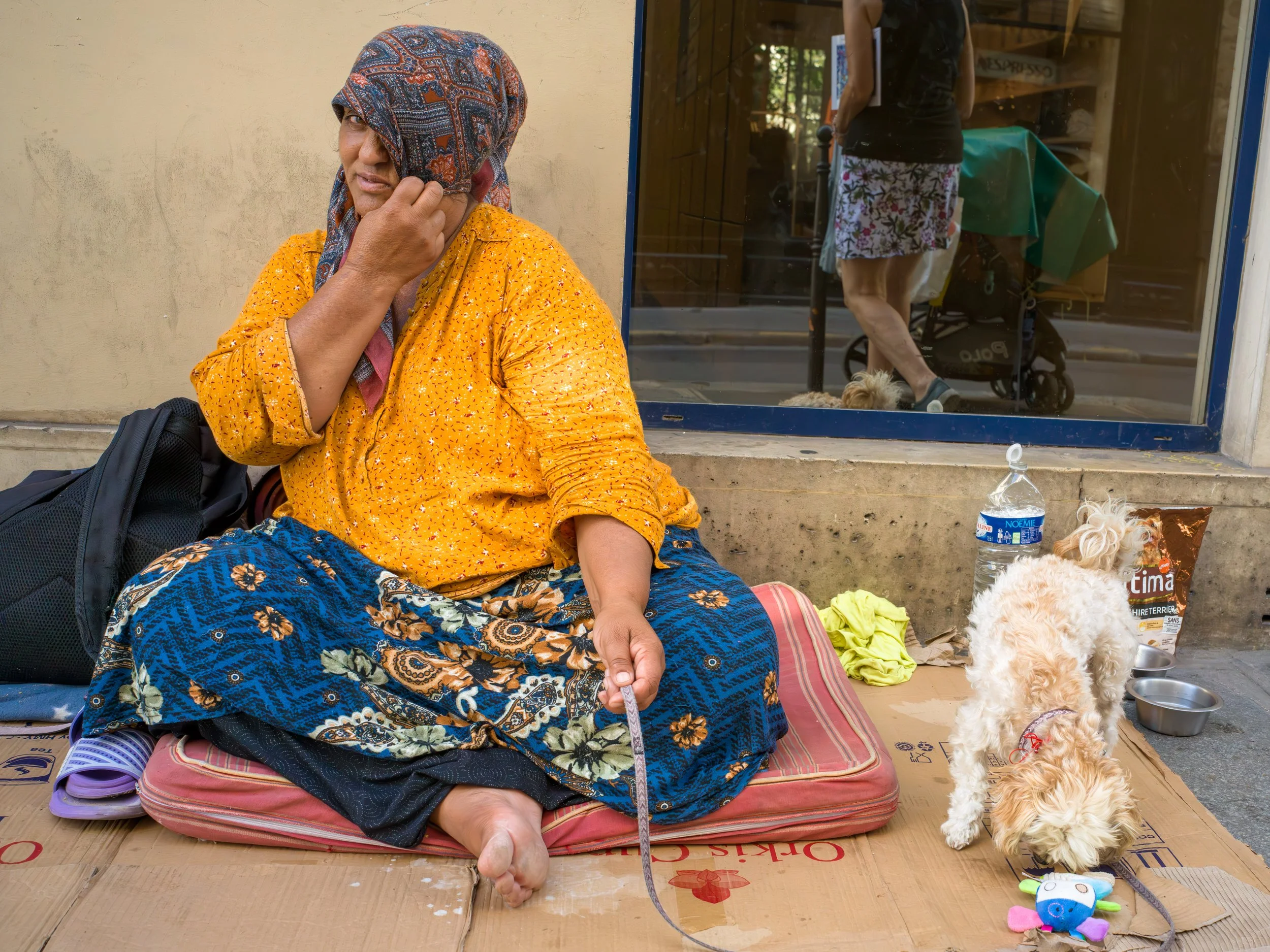 Laura Williams Photography_street scene-Marais_Paris_dog-20.jpg