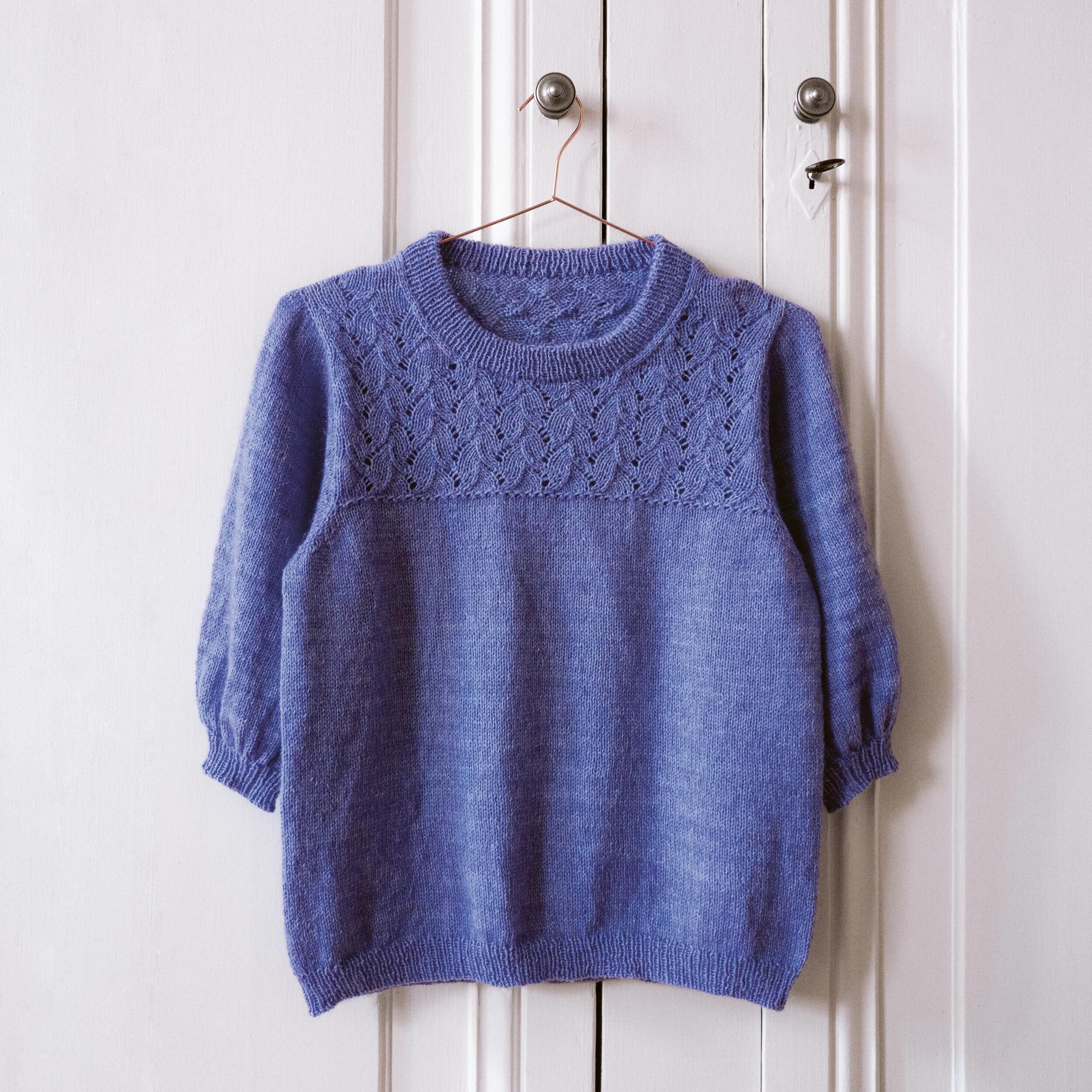 Pull Nymph&eacute;&aring; finito ! La r&eacute;daction des instructions est presque finie, test pr&eacute;vu d&eacute;but avril.
Fil et couleur ador&eacute;e : @robledalmohair 

✨🪻✨

#pullnymph&eacute;&aring; #tricot #knitting #newknitting #handmade