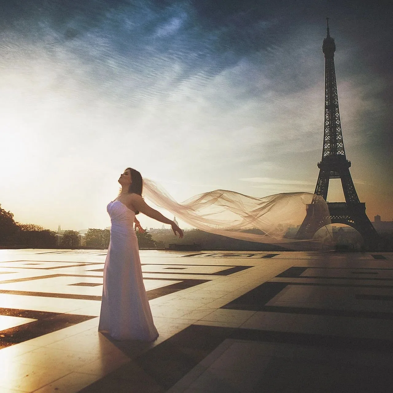 Bonjour Paris. Travel and bring back the most beautiful photos of your life as souvenirs. For your next vacation, consider the possibility of an unforgettable photo session.

#TravelMemories#BeautifulPhotos#UnforgettableMoments#VacationPhotos#PhotoSh