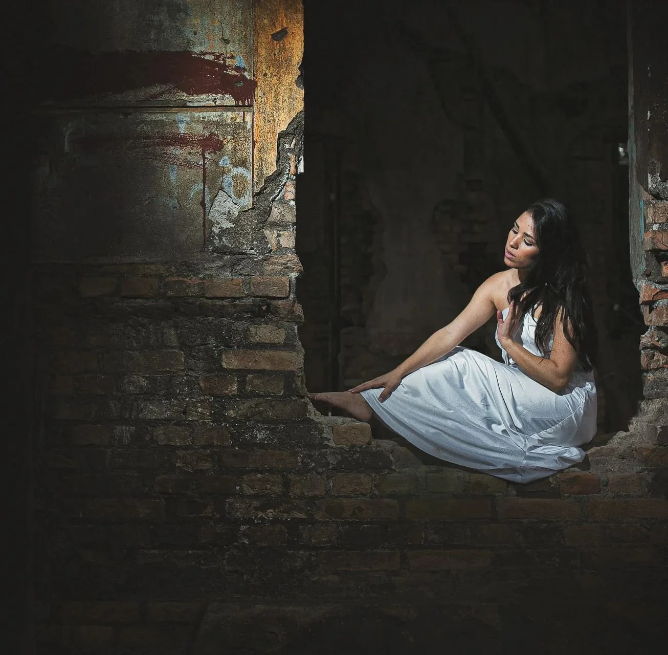 Talita &amp; Bruno photoshoot 
The contrast. The interplay of light and dark, beauty surrounded by decay, smooth textures against rough surfaces, the classic juxtaposed with the rustic. Emotions and sensations are the essence in the creation of art.
