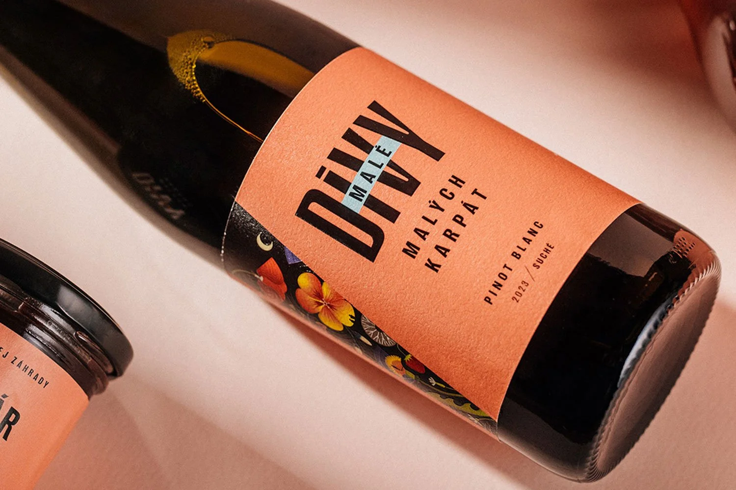 Položená fľaša suchého bieleho vína Pinot blanc 2023 vinárstva Malé divy Modra