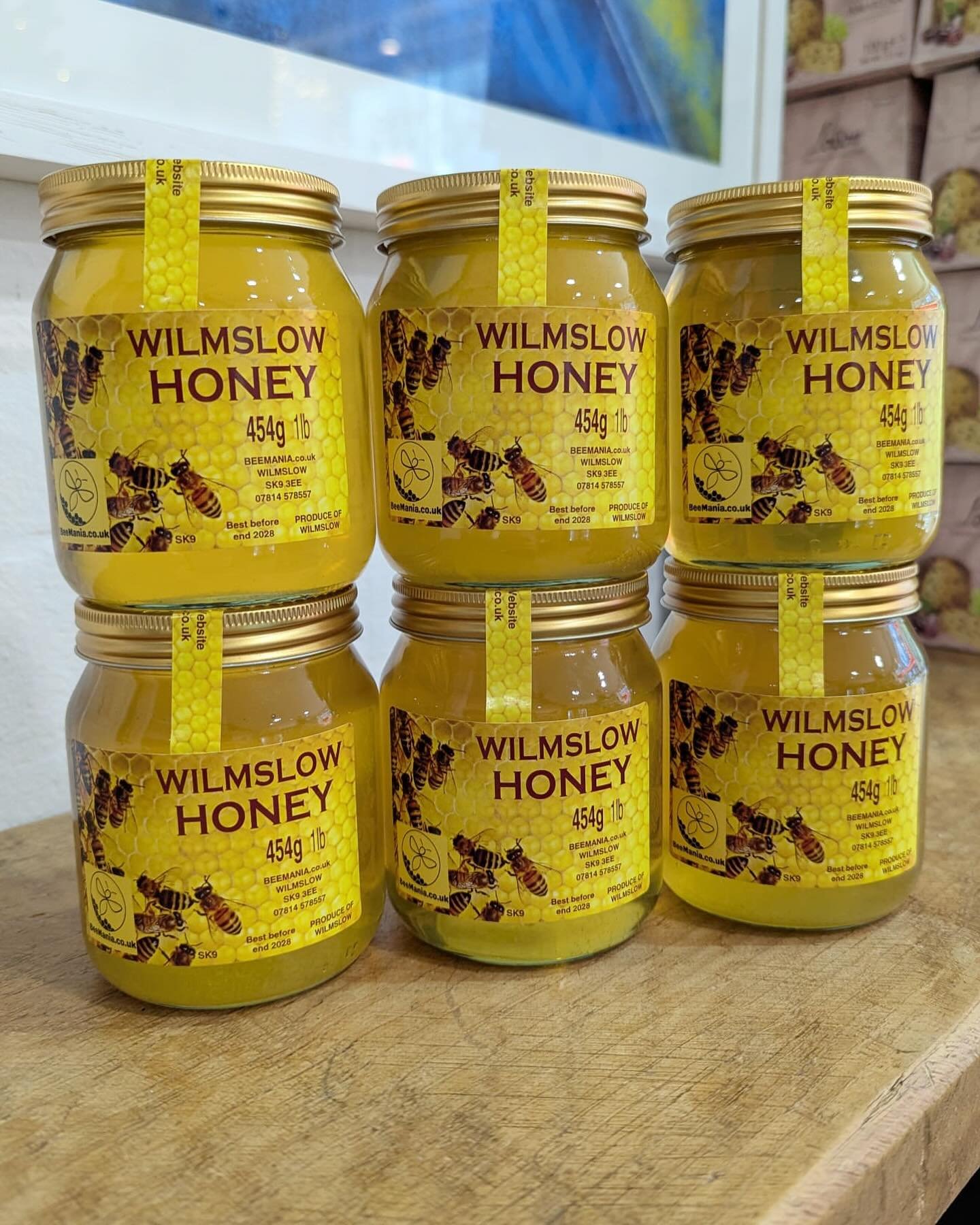 A delightful duo of mega local makers 👉 New to the shop: Wilmslow Honey! Straight from the apiary and delivered by the apiarist this morning 🐝 and a fresh delivery of some of the nicest yoghurt around, made with milk from Macclesfield