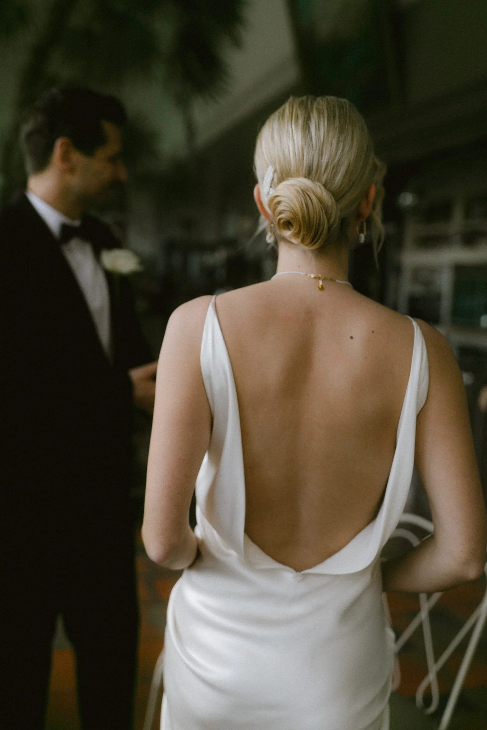 Minimalistisches Brautkleid mit tiefem Rückenausschnitt – elegante Hochzeitsdetails