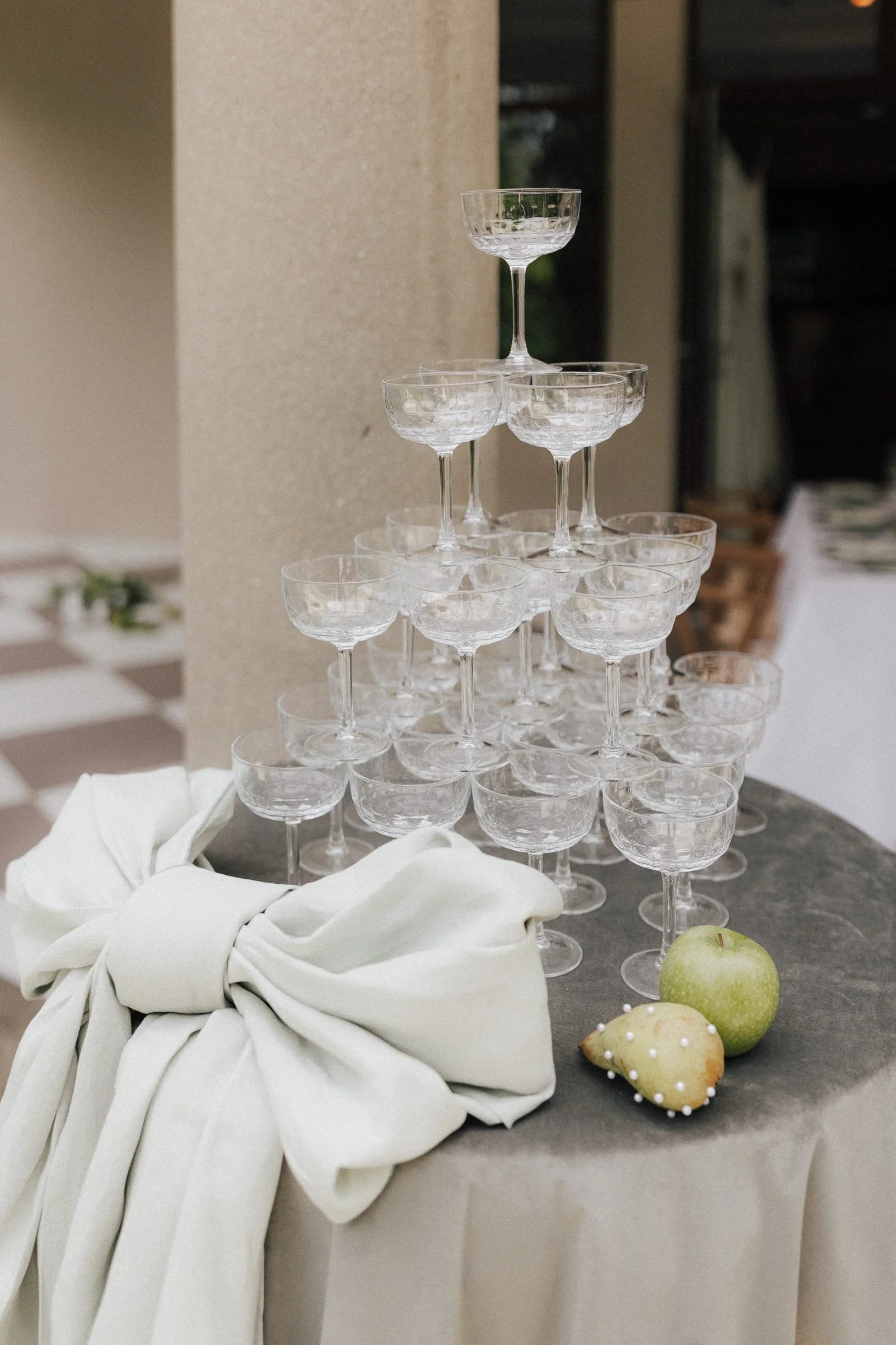 Champagnertower mit Satinschleife auf einem Stehtisch mit Obst und Perlendetails in der Stadtvilla Nürnberg