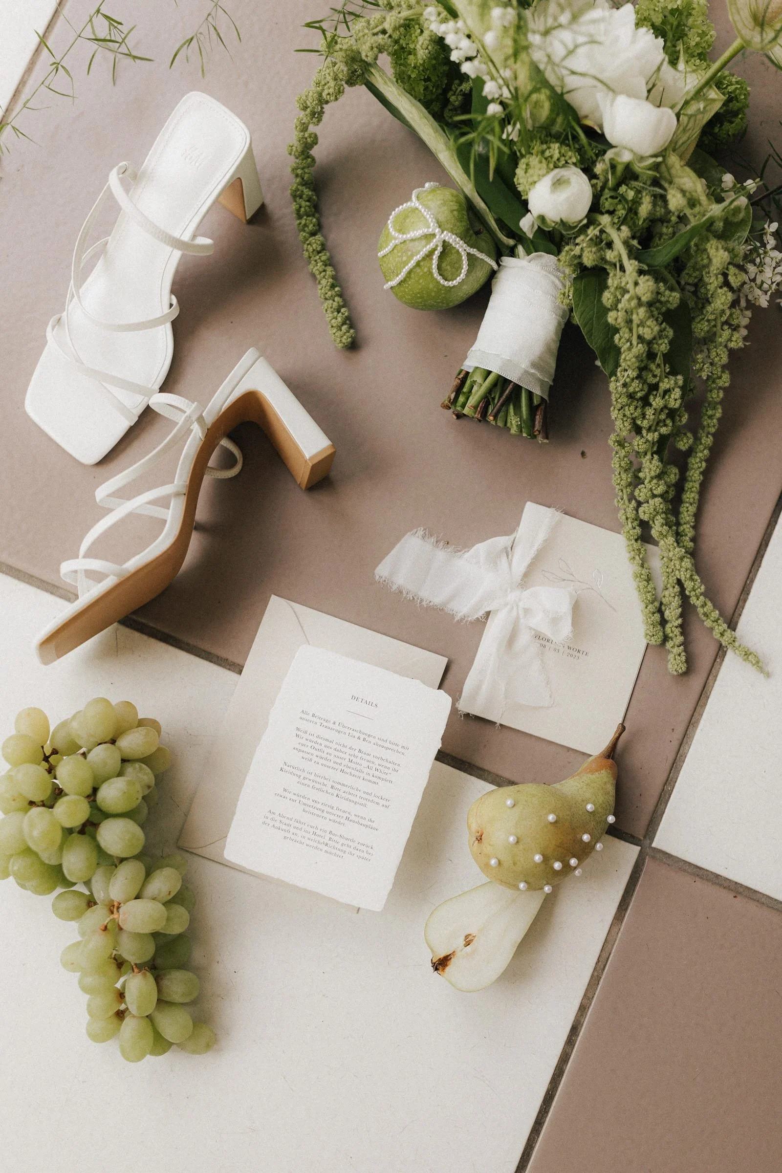 Greenery Wedding Details und Brautstrauß mit Amaranth und Trauben auf Karofliesen in der Stadtvilla Nürnberg mit Hochzeitspapeterie
