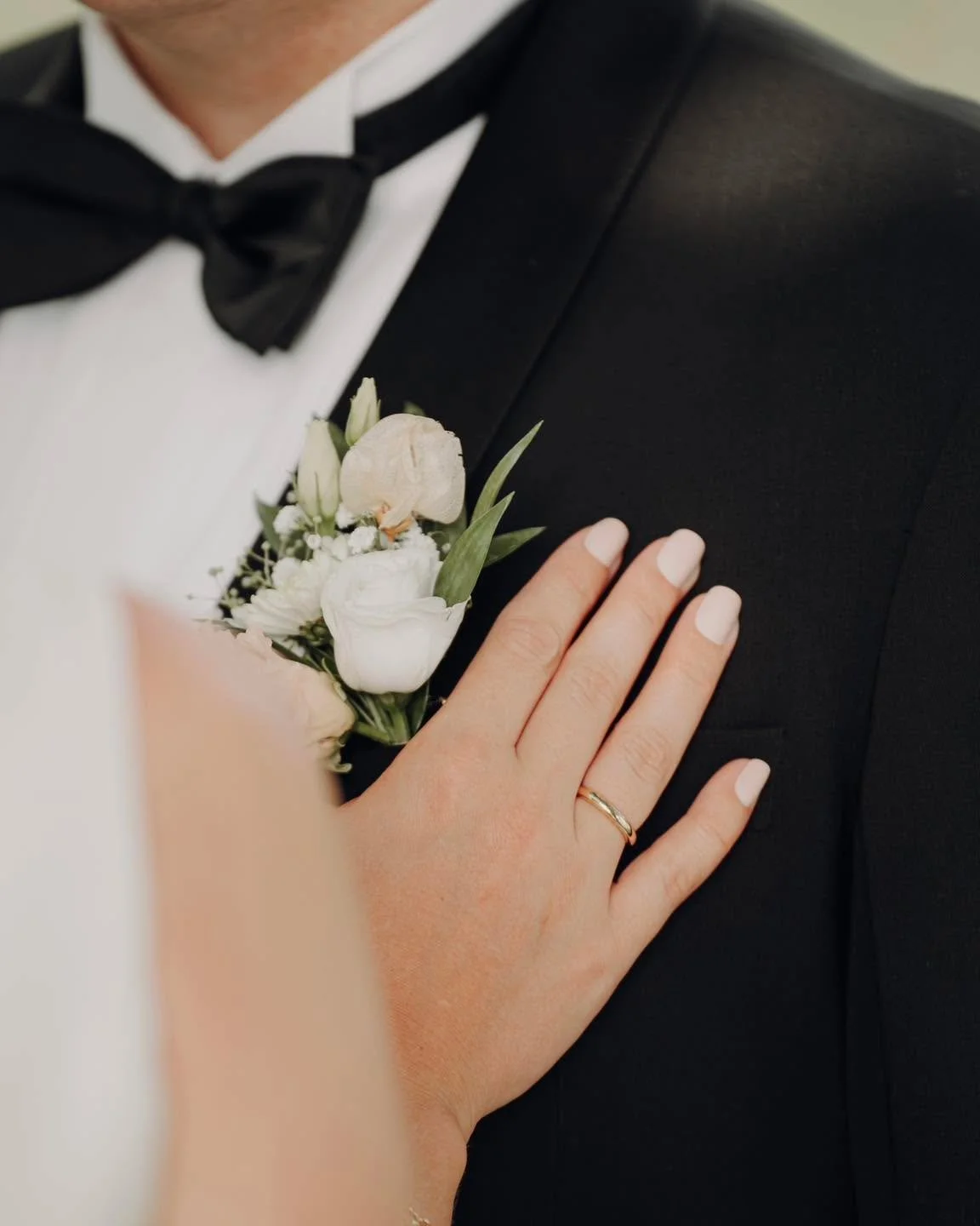 En liten ring, en stor dag💍✨ #fotograffredrikstad #bryllupsinspirasjon #bryllupsfotograf #blikkfangerne #fotograf