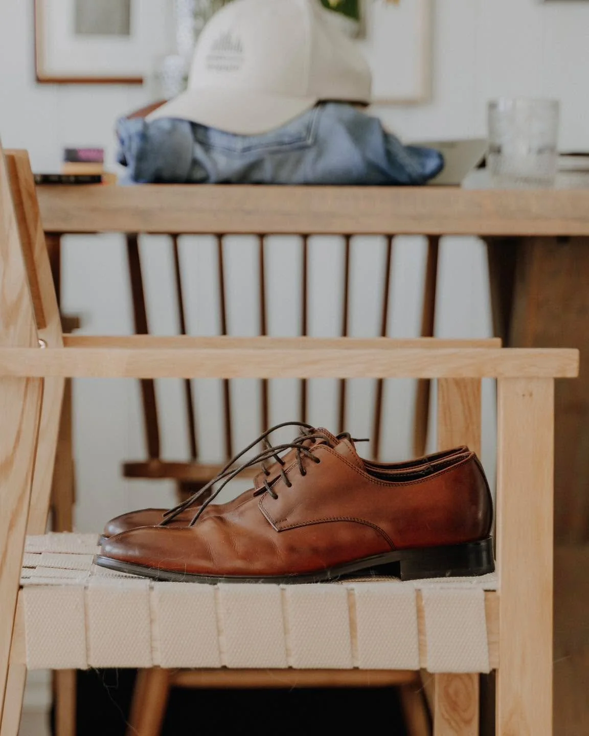&ldquo;Disse skoene er klare for livets viktigste dans &ndash; h&aring;per brudgommen er det ogs&aring;! 👞💃✨ #fotograffredrikstad #bryllupsinspirasjon #bryllupsfotograf #blikkfangerne #fotograf