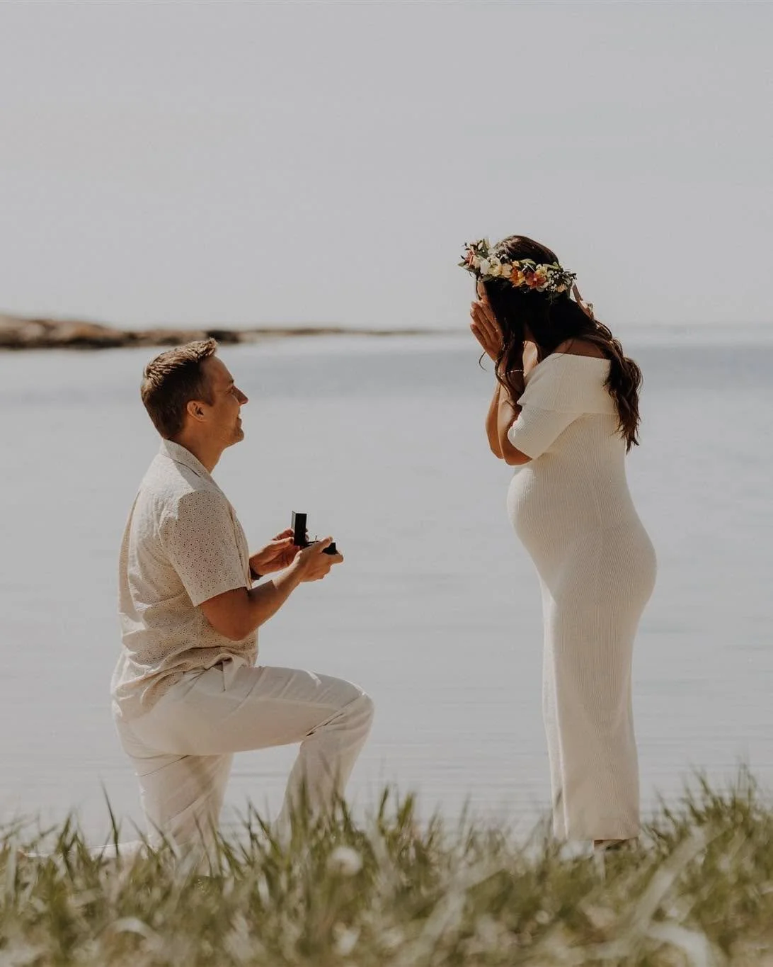 Er ikke hverdagskost &aring; f&aring; v&aelig;re med p&aring; b&aring;de gravidfoto og frieri, men fys&oslash;ren s&aring; fint det ble! Takk Vanessa&amp;JohnMorten🤍 #fotograffredrikstad #gravidfoto #frieri