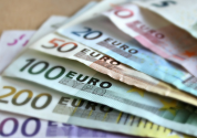 Euro notes fanned out