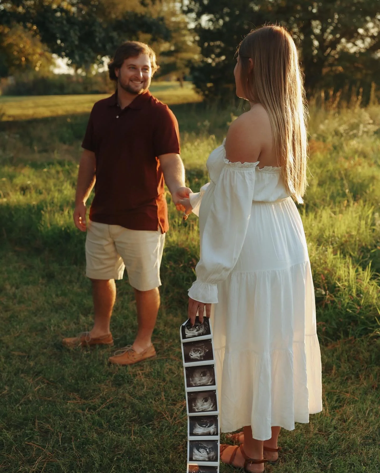 laine brookes made his appearance before i could post these magical photos of his mom + dad anxiously awaiting his arrival ☁️🪵💌🌿

#delawarephotographer #photography #smile #fall #fallsessions #couples #eastcoastphotography #styledshoot #minisessio
