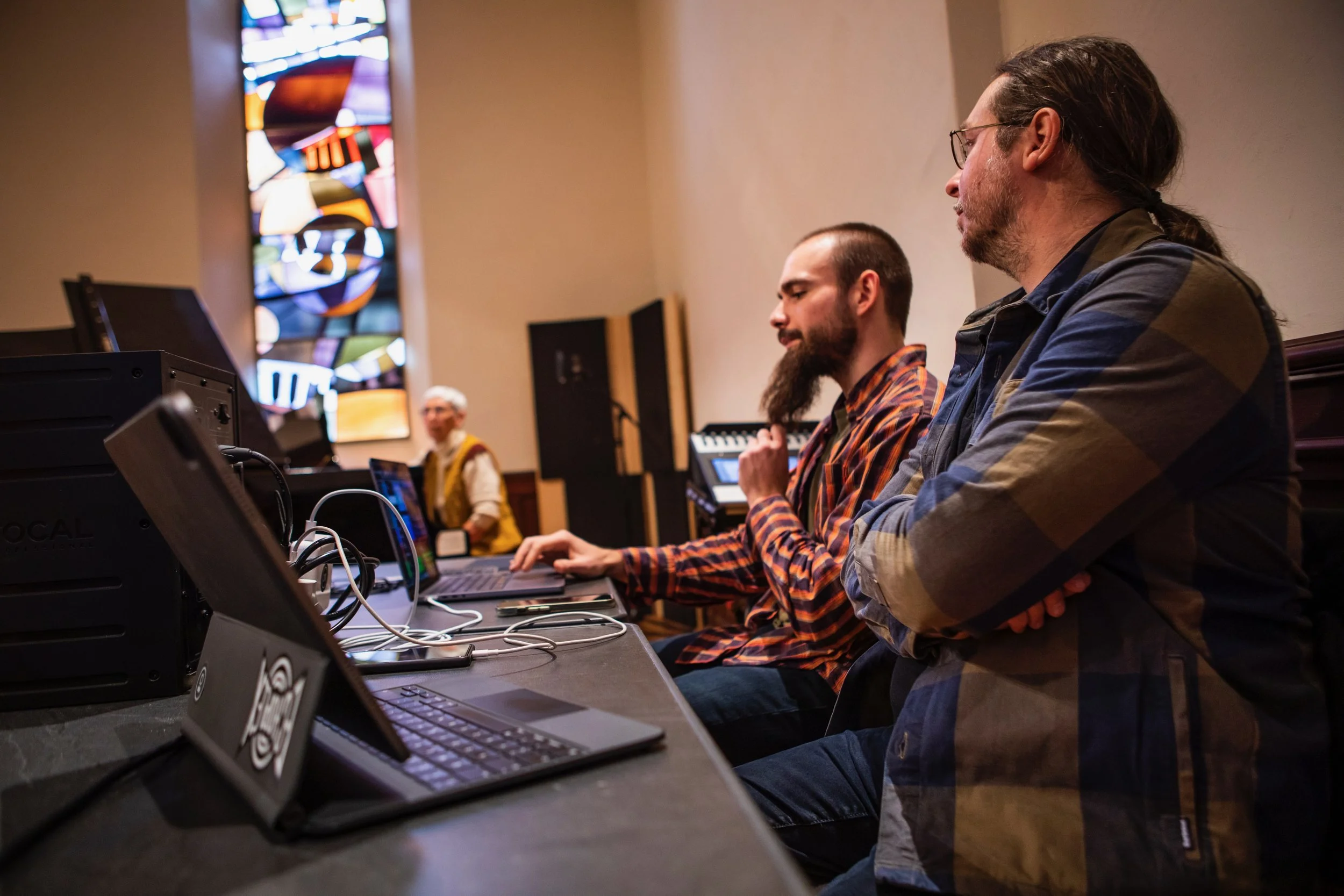Techniciens Belka Studio à la régie mobile pendant un enregistrement en salle