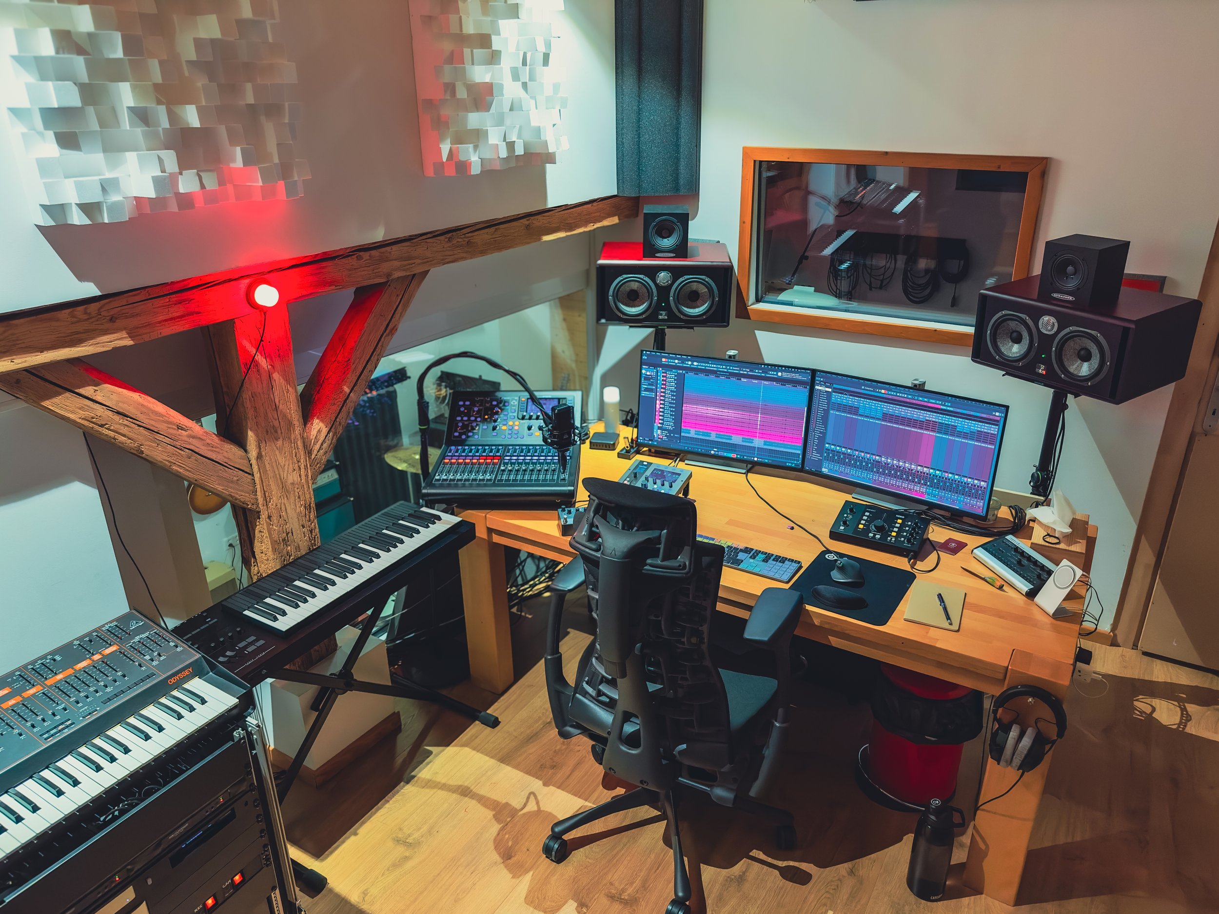 Régie du studio d'enregistrement Belka Studio : console, écrans et enceintes de monitoring