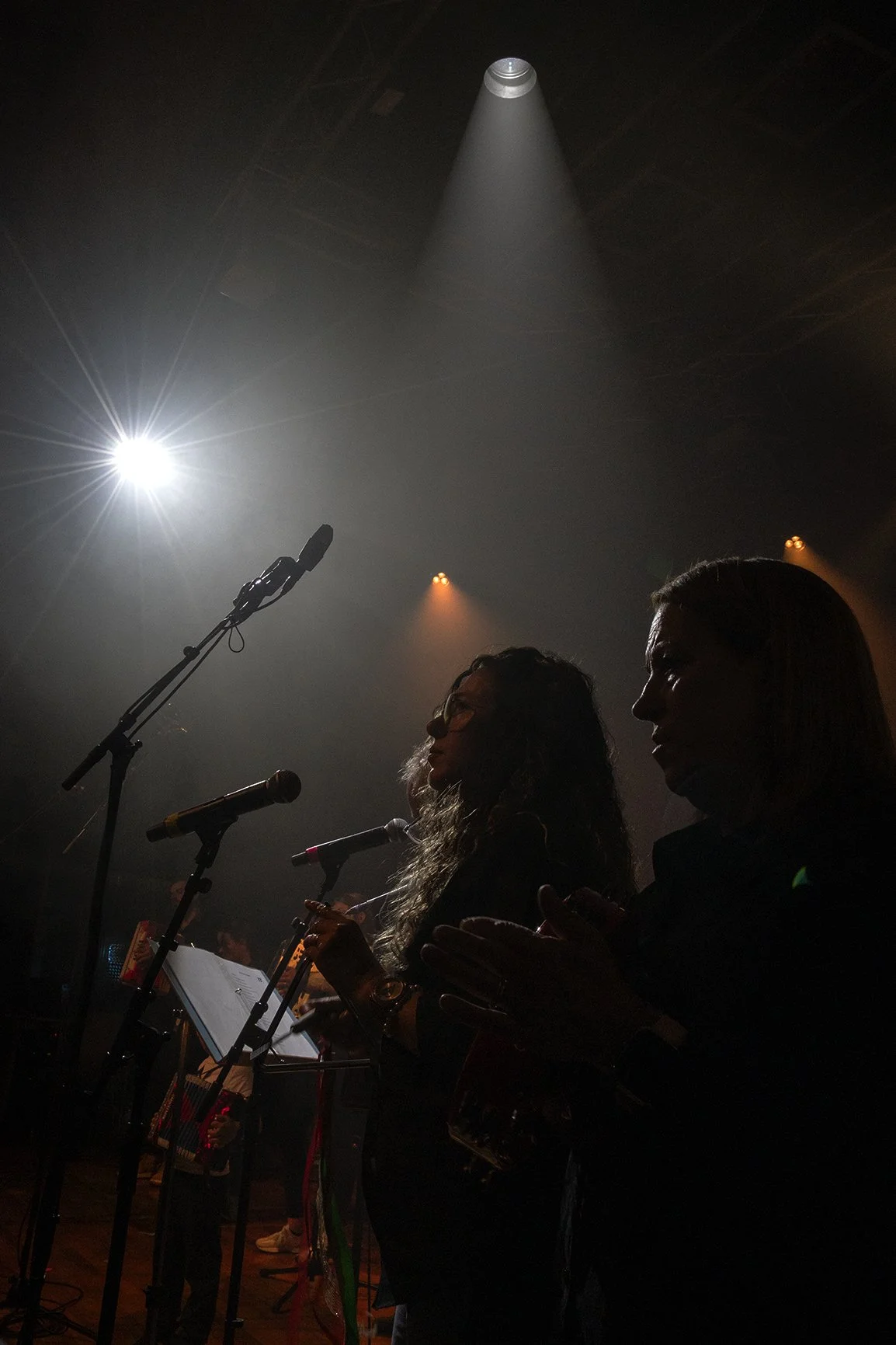 Chanteuse et musicien au micro sur une scène sonorisée par Belka Studio