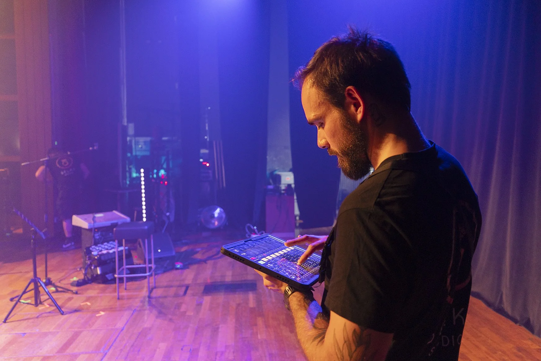 Technicien son Belka Studio mixant un concert sur une console tactile