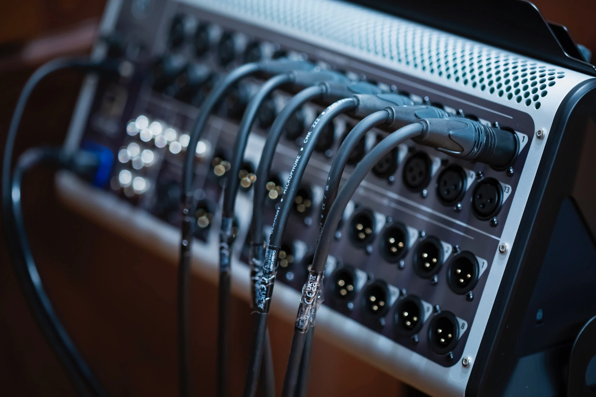 Stagebox numérique et câbles XLR du studio mobile Belka Studio