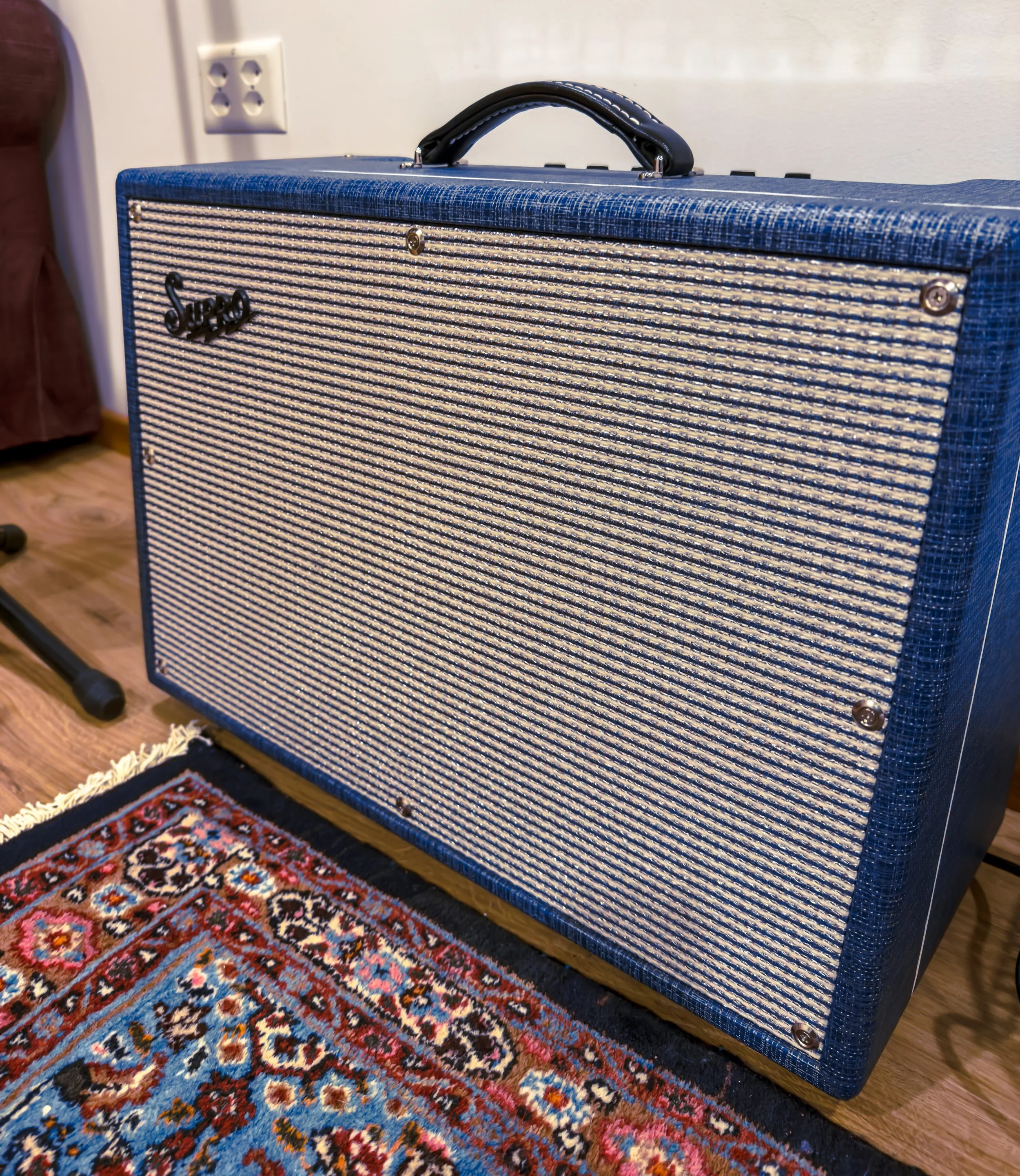 Ampli guitare vintage posé sur un tapis, backline du studio Belka Studio