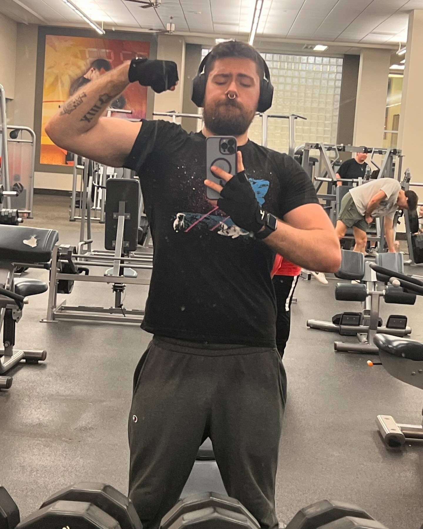 man taking a flexing selfie at the gym