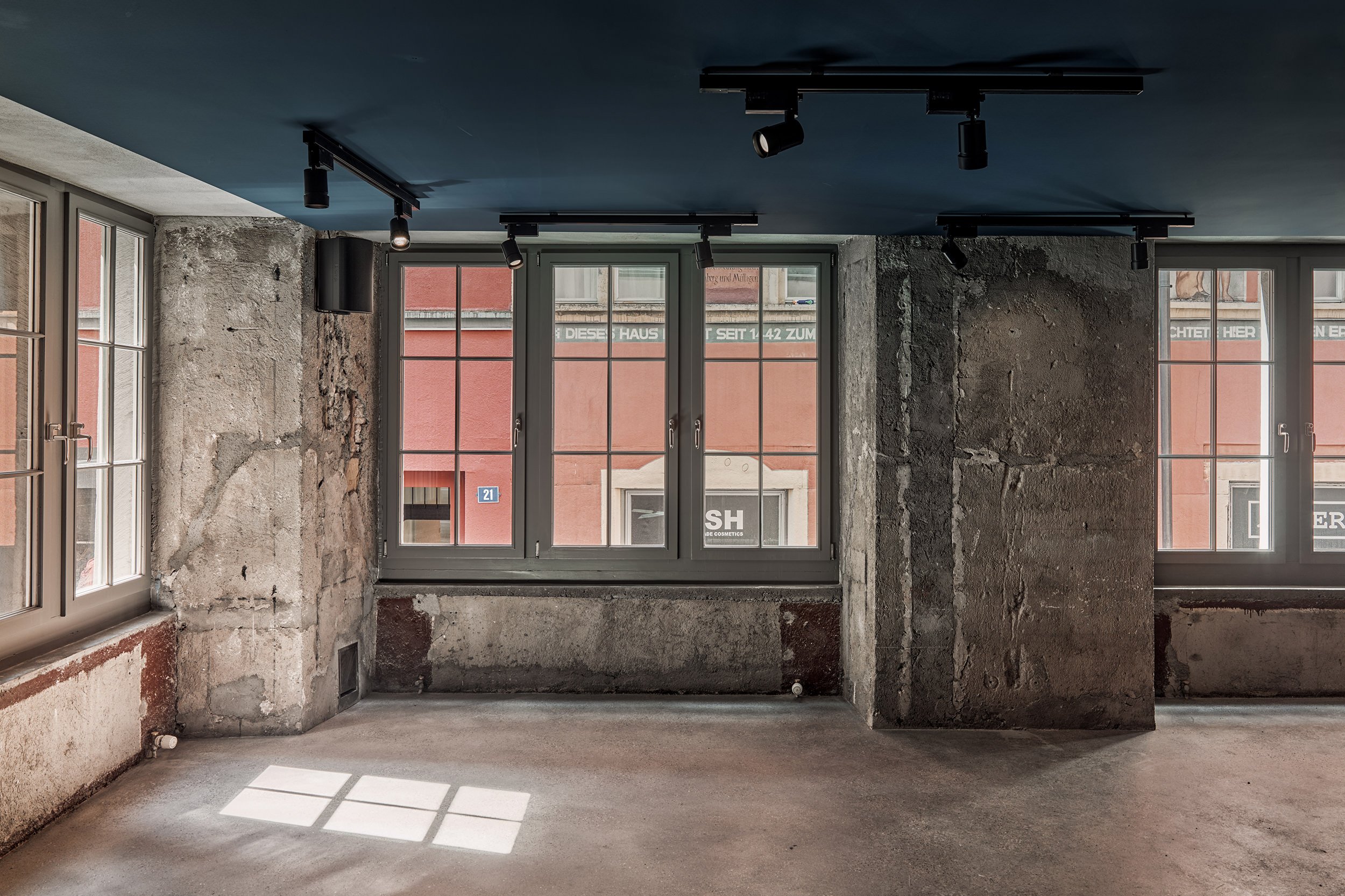 Hochwert-ch_Hospitality_thumbnail_PLATTENLADEN_Raumfalter_Cabaret-Voltaire_2500.jpg