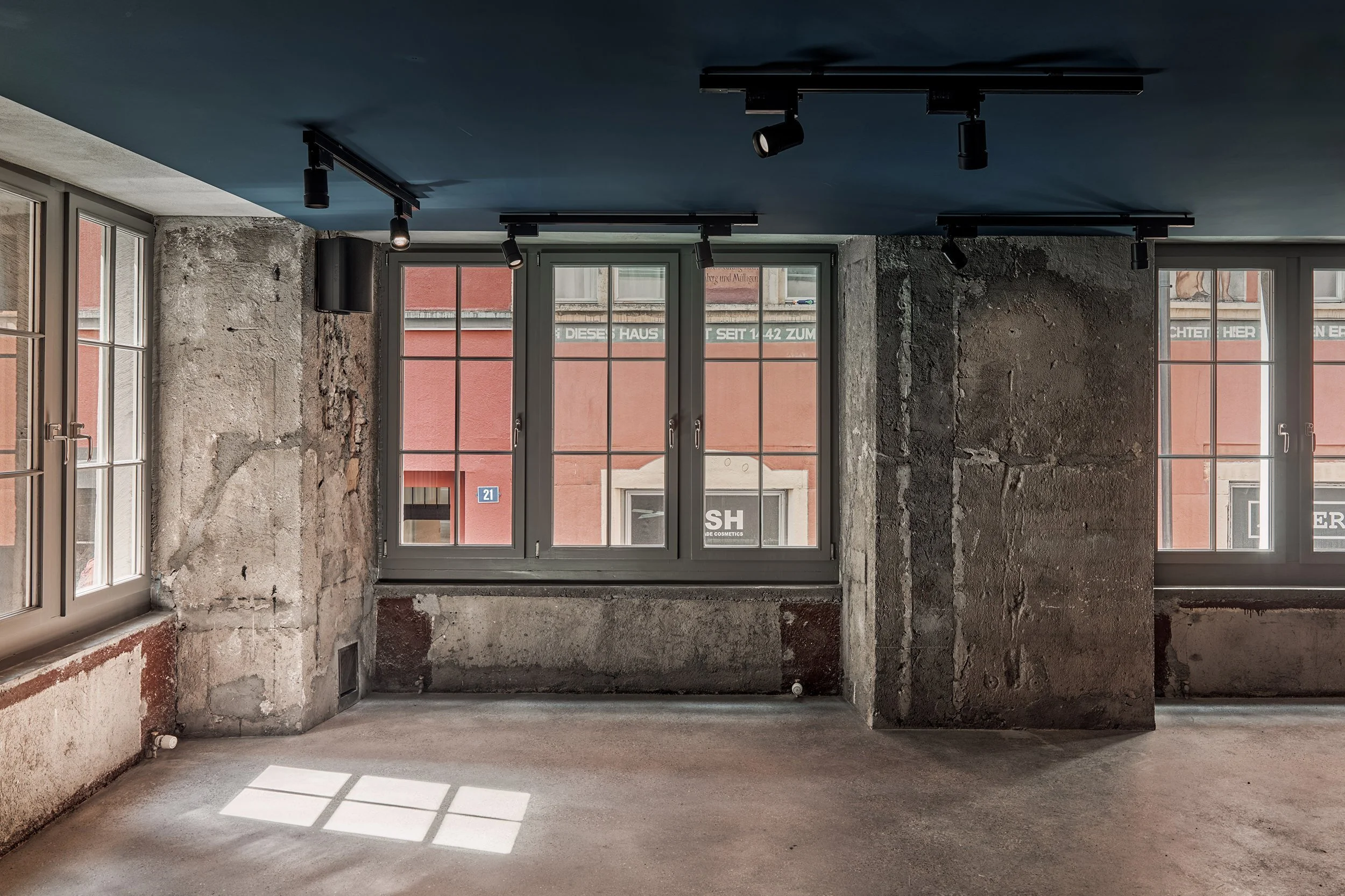 Hochwert-ch_Hospitality_thumbnail_PLATTENLADEN_Raumfalter_Cabaret-Voltaire_2500.jpg