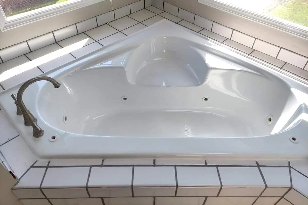Tub Glazing by April | Cleveland, OH
