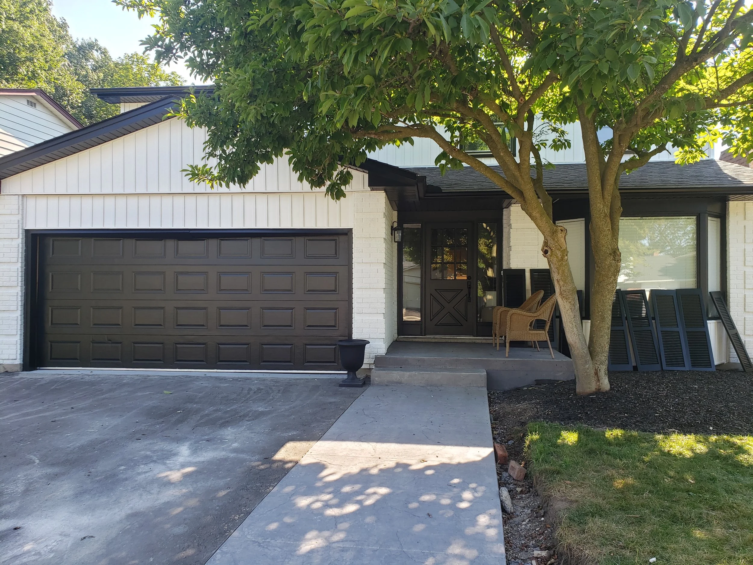 Another beautiful house painted with modern colours (black and white)