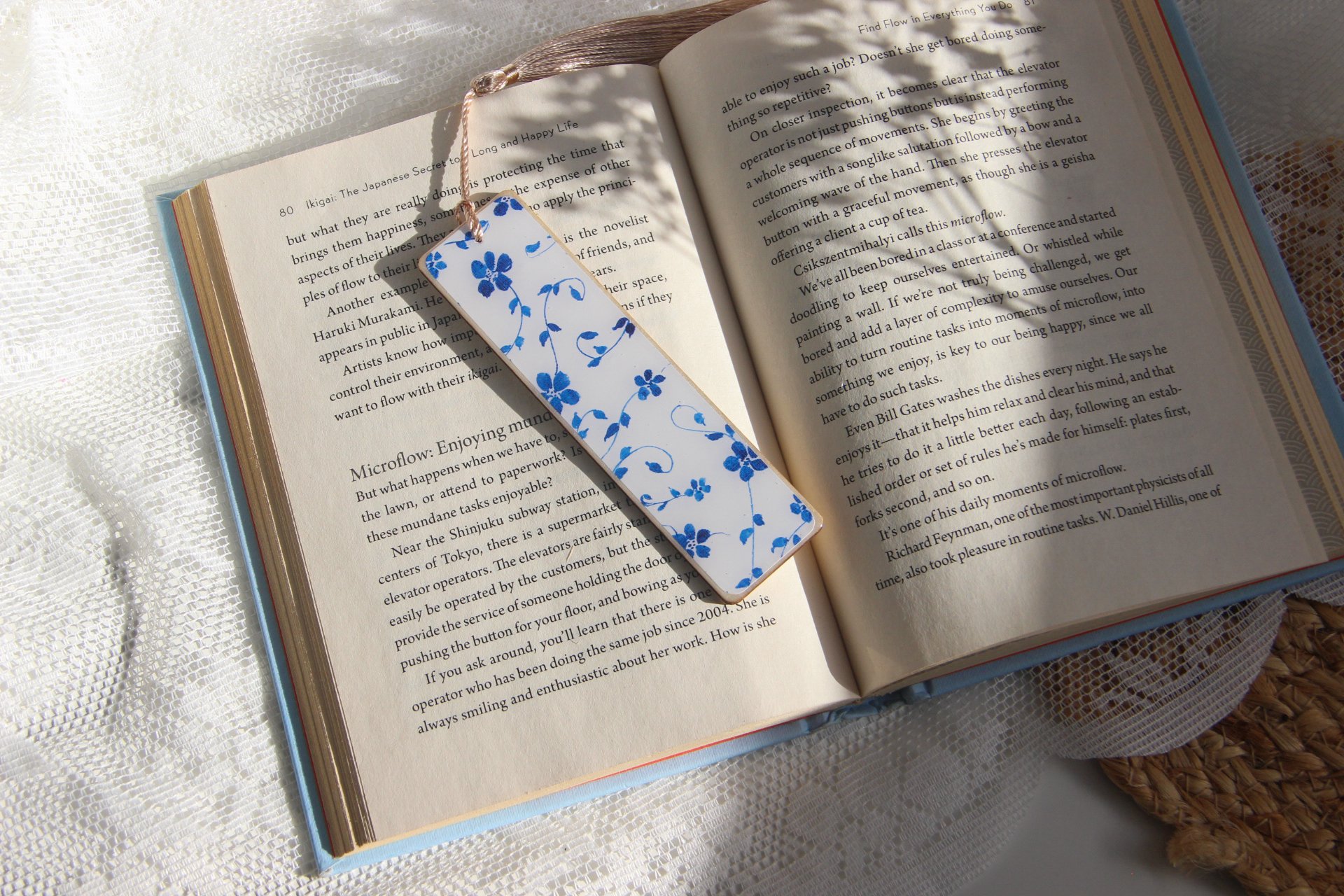Piece of Art Bookmark - Dutch Blue flower chain