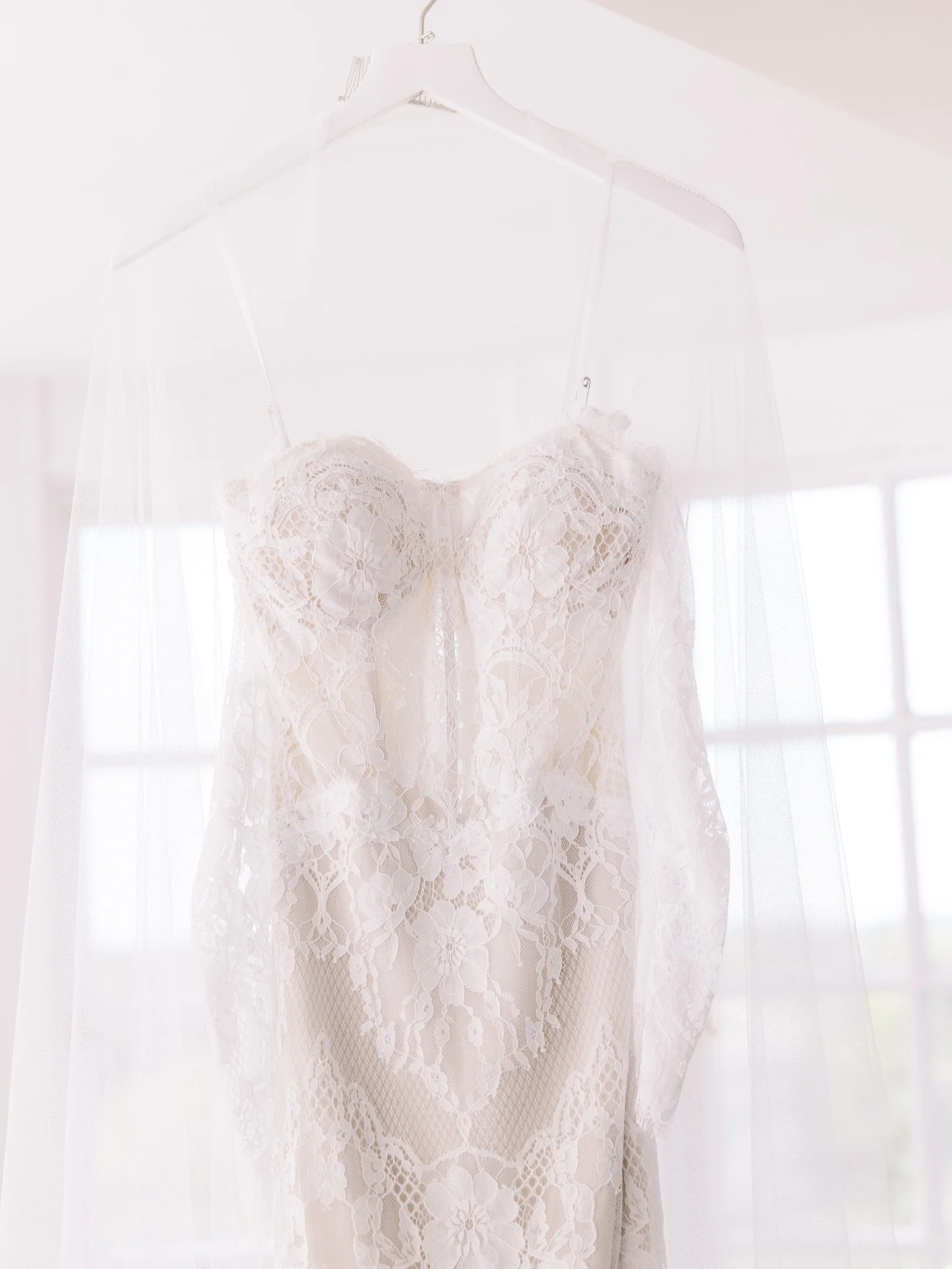 Editing a wedding is a labor of love. It’s not just one long day, but days and weeks of pouring over thousands of images. ✨ But one of my favorite parts comes at the very end: piecing the gallery together so it unfolds like a story.
Because to