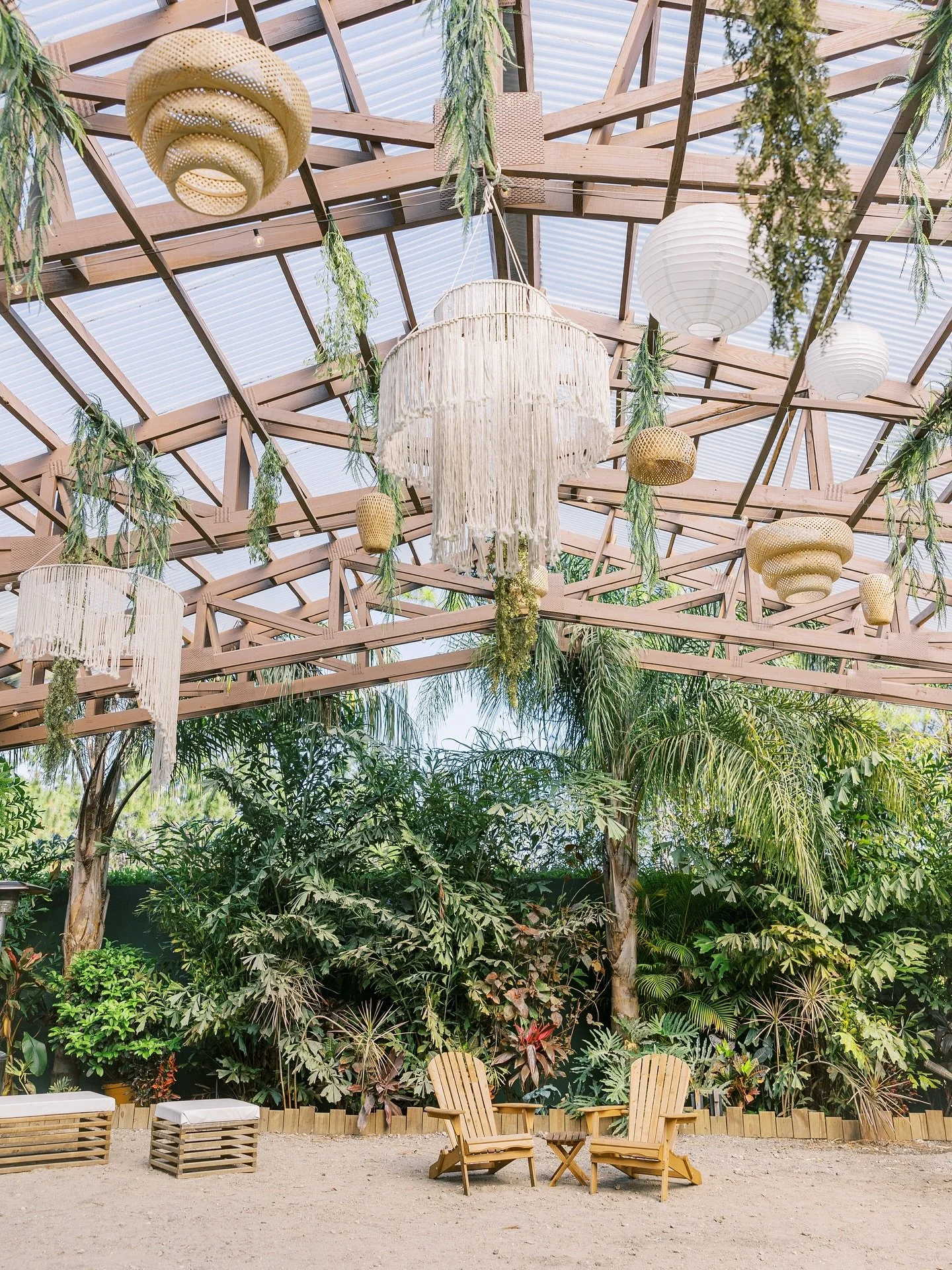 ✨ Throwing it back to Matt & Rachel’s dreamy wedding day at The Pinery 🌿 My full venue spotlight on this tropical hidden gem is now live on the blog, and trust me, you’re going to want to peek. (Link in bio) 
Between the intimate vi