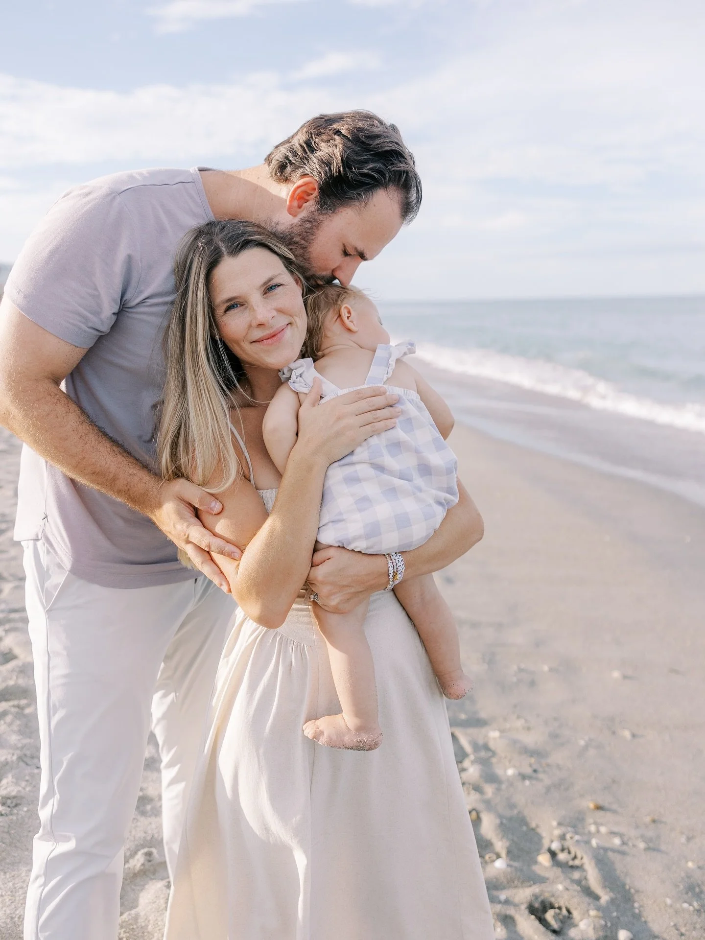 Wanted to highlight this sweet family’s joyful beach session from last month with the sunshine, laughter, and that salty breeze that made it such a special one. 🌊💛
But now, onto fall, which always seems to bring a wave of family photo sessio