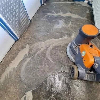 Professionele eenschijfsmachine voor dieptereiniging van een harde vloer.Professionele eenschijfsmachine voor dieptereiniging van een harde vloer.