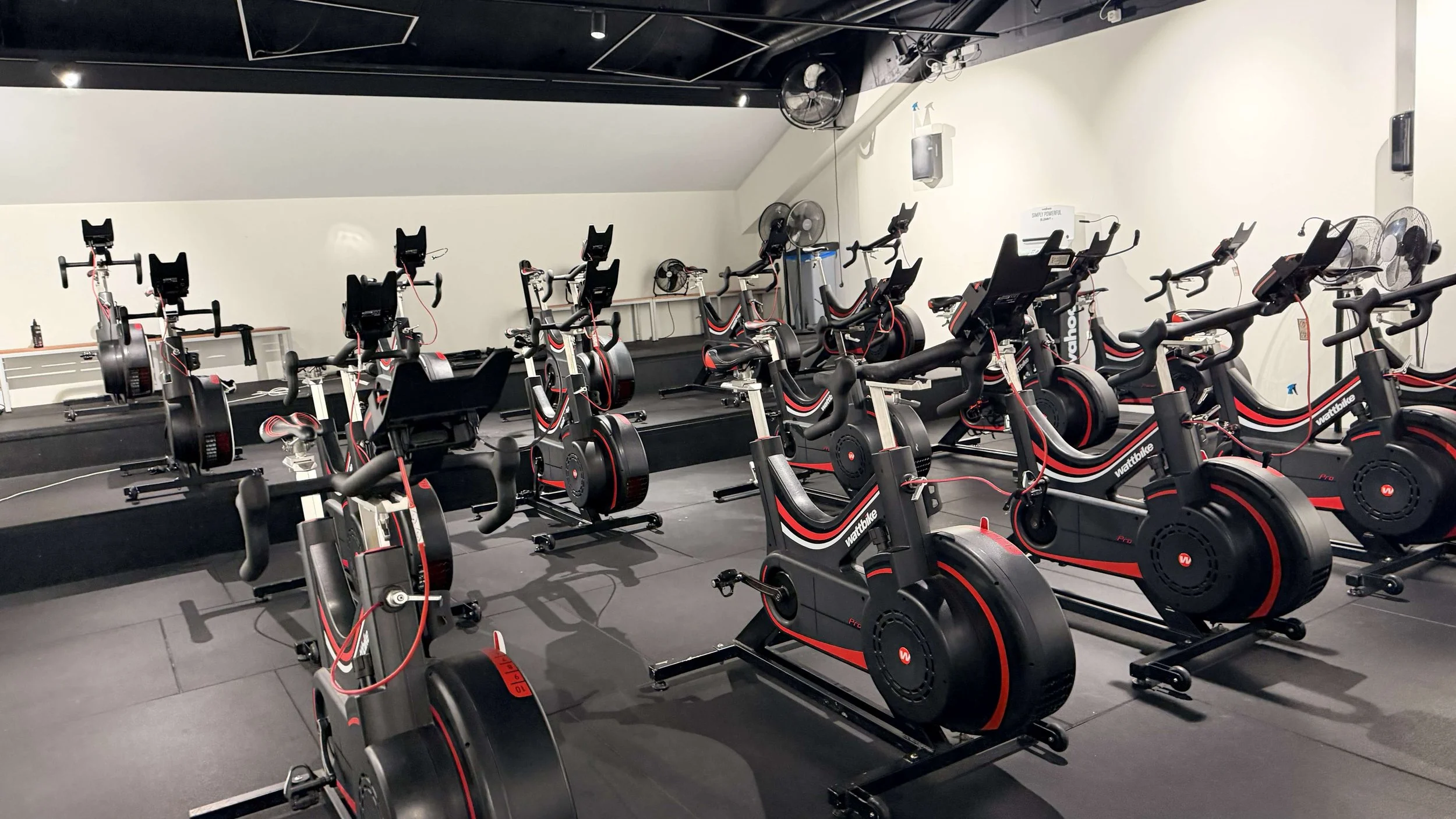 Fitnessruimte met hometrainers en cardioapparatuur.