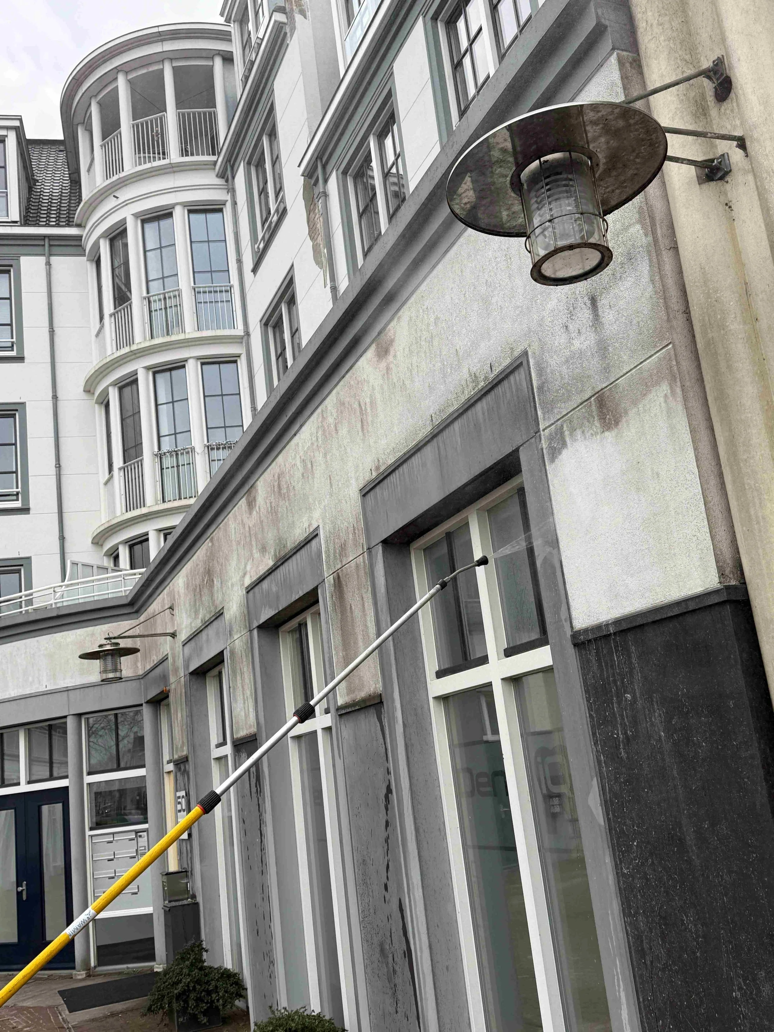 Reiniging van een gevel met een telescoopsteel in Utrecht.