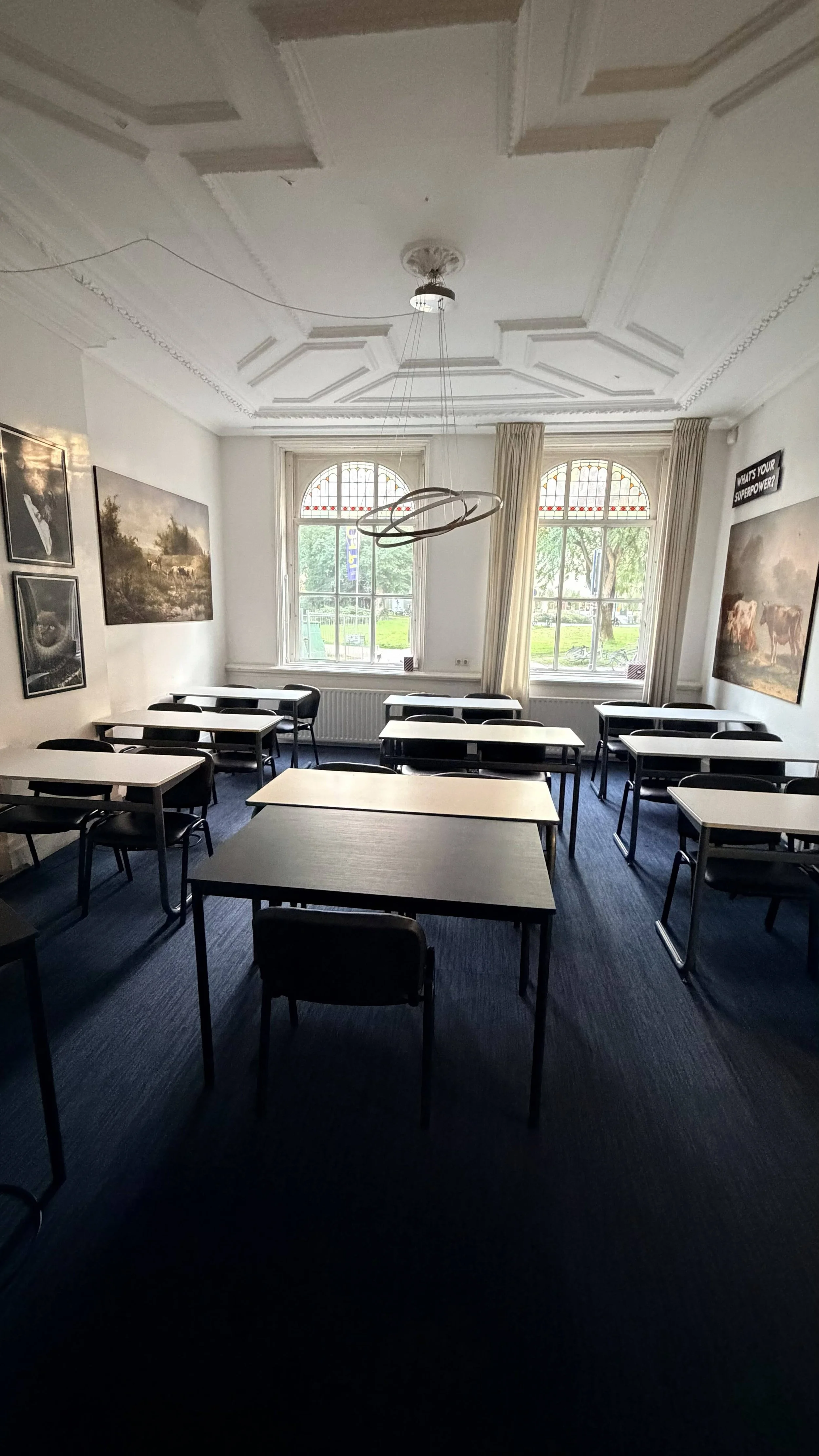 Schoongemaakt klaslokaal met schooltafels en stoelen.
