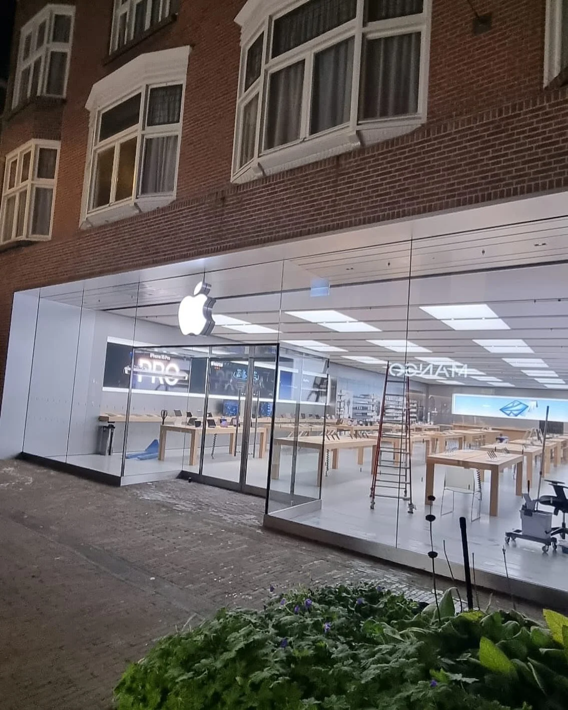 Glazen gevel van een winkelpand met grote etalageramen in Haarlem.