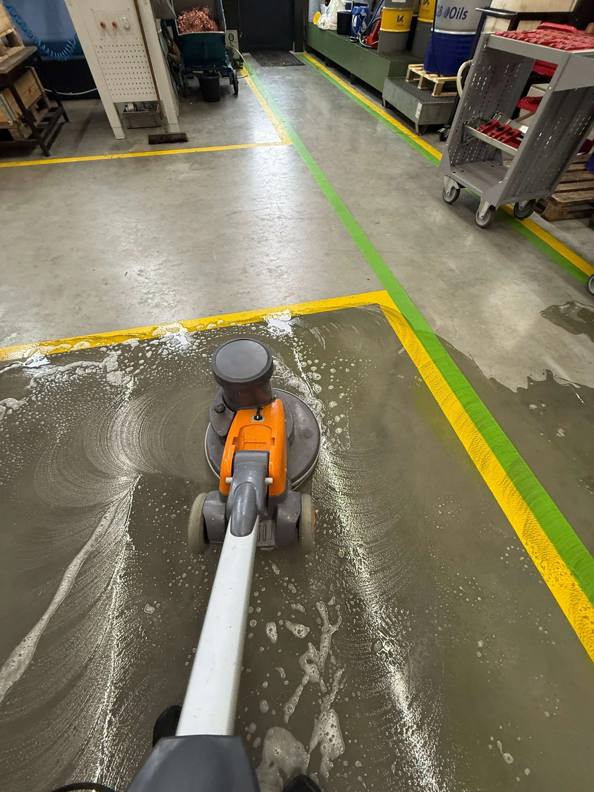 Magazijn met palletstellingen, opgeslagen goederen en intern transport.