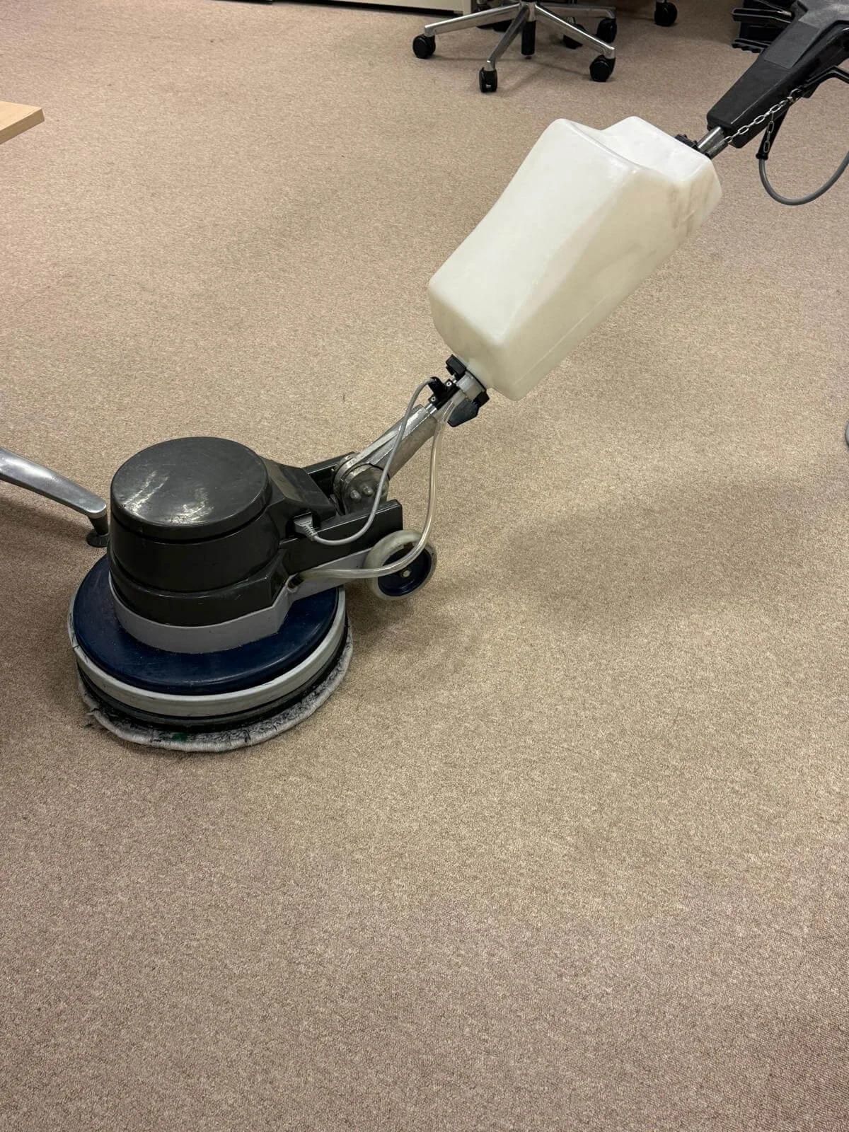 Machinale reiniging van tapijt met een professionele roterende reinigingsmachine.