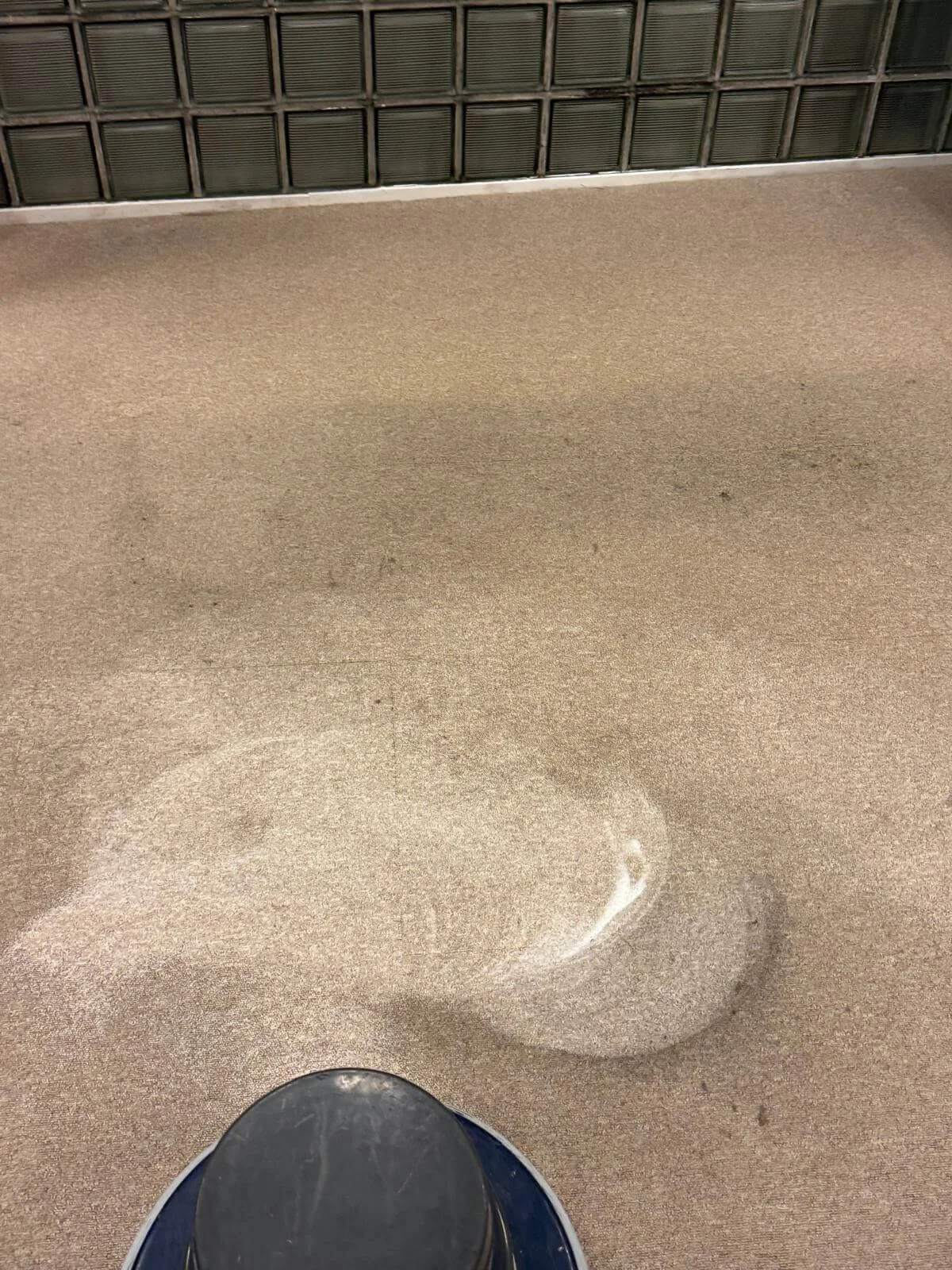Close-up van een tapijtreinigingsmachine tijdens het reinigen van tapijt.