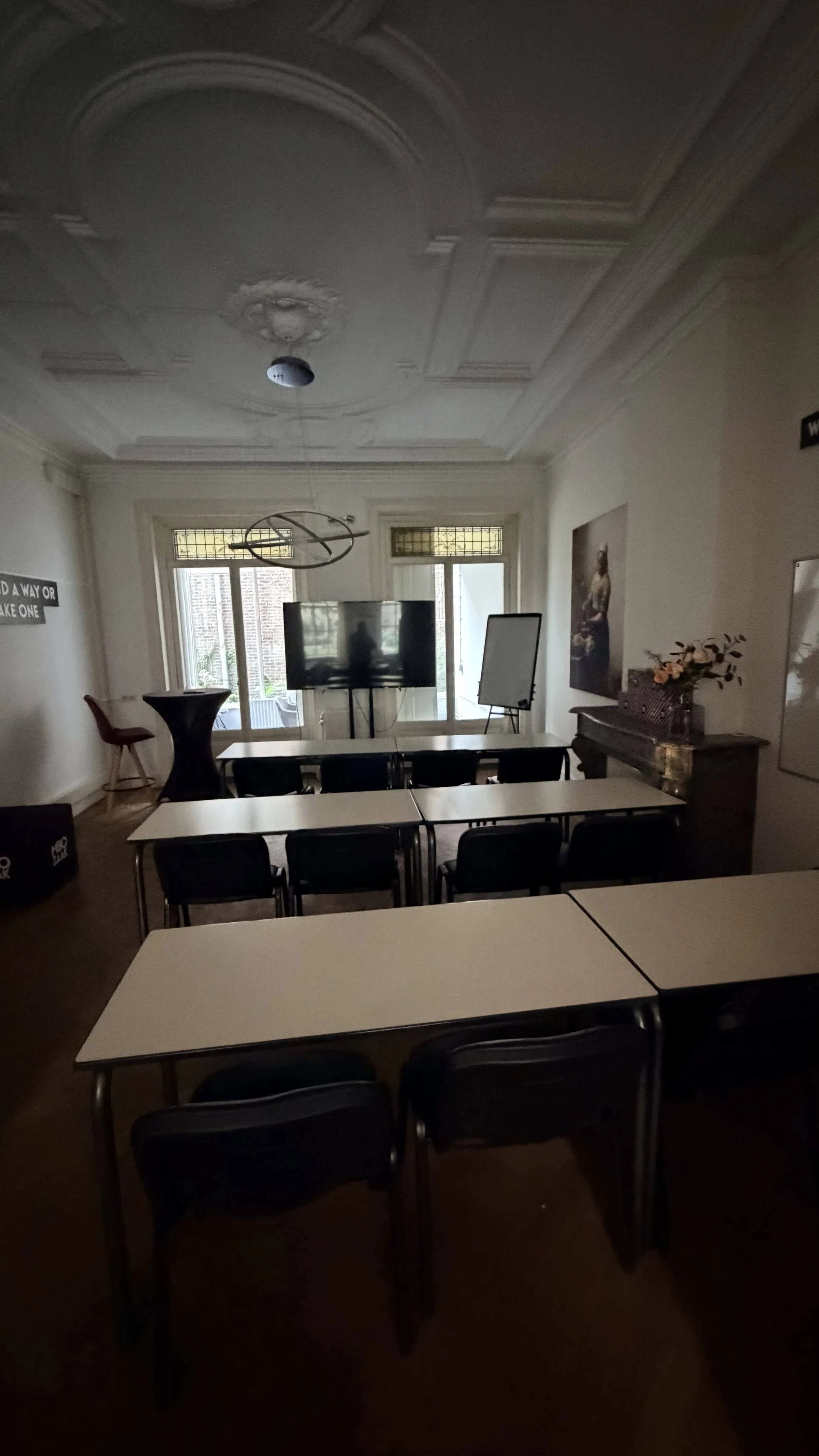 Schoongemaakt klaslokaal met schooltafels en stoelen.